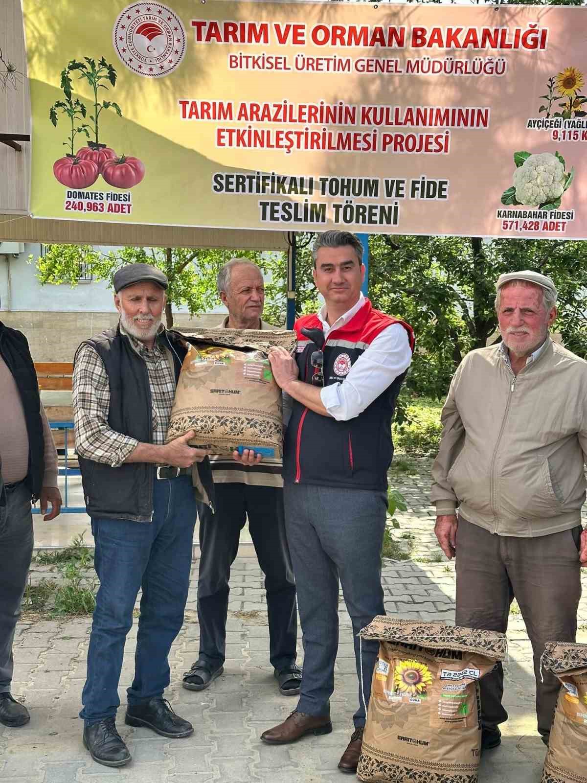 Ko&ccedil;arlı&rsquo;da 3 bin kilo ay&ccedil;i&ccedil;eği tohumu &uuml;reticilere dağıtıldı