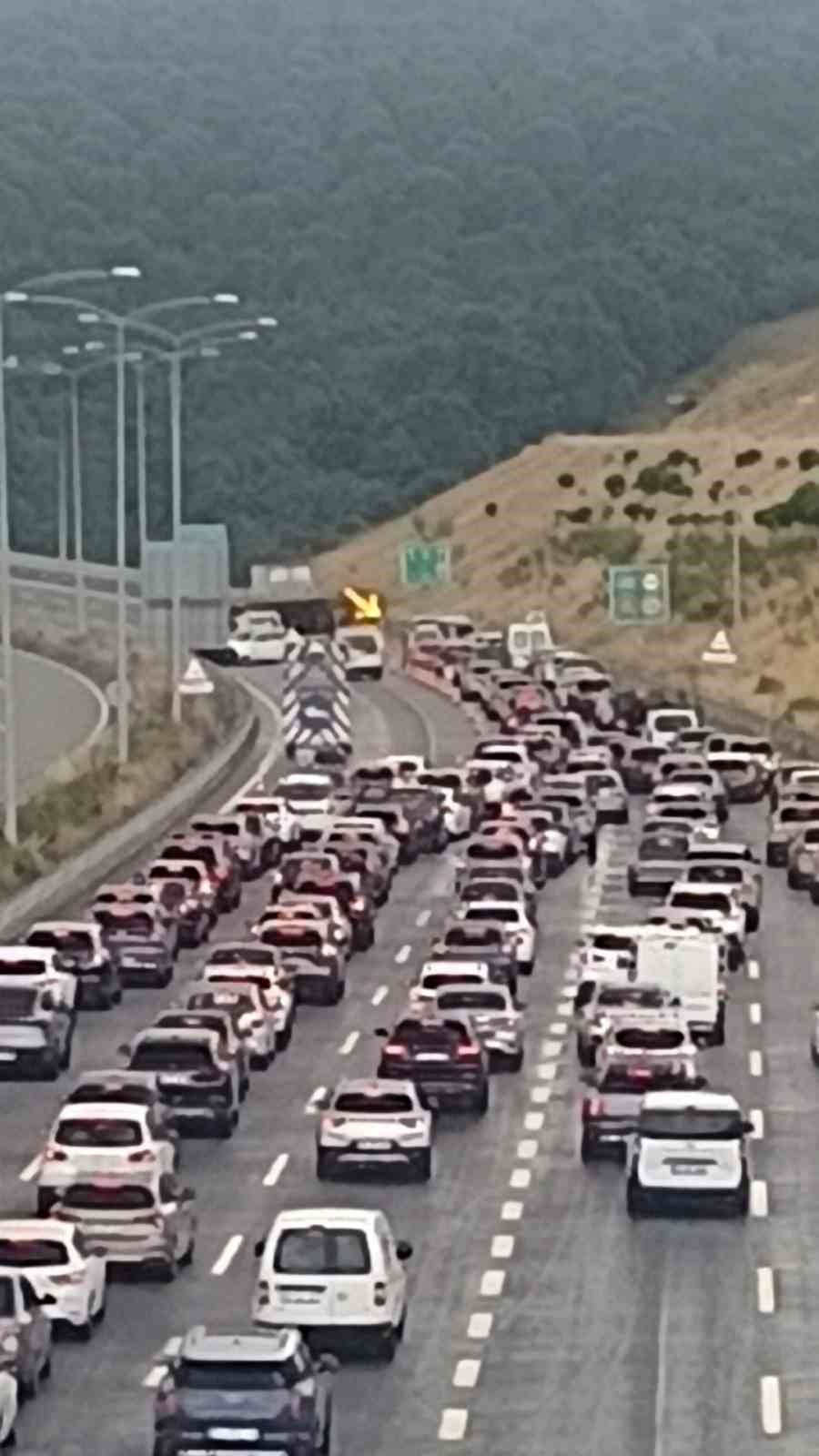 Balıkesir&rsquo;de saman y&uuml;kl&uuml; tır devrildi, otoyol trafiğe kapandı