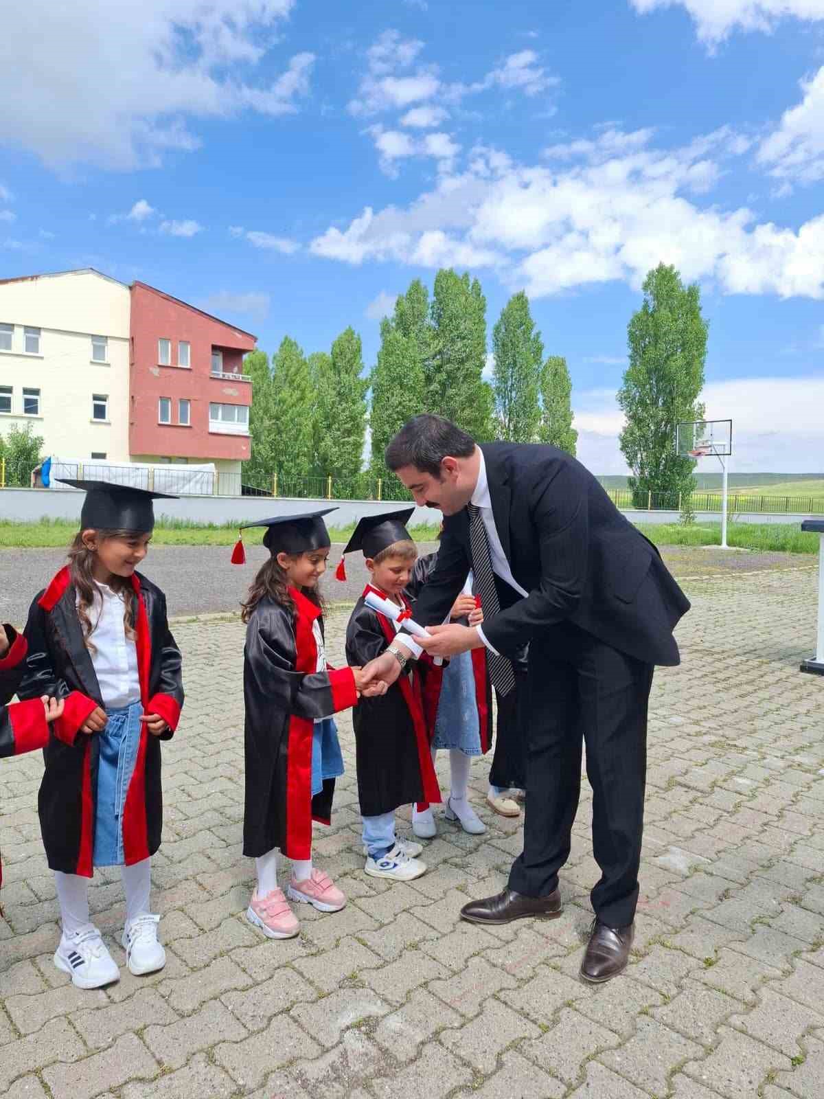 Arpa&ccedil;ay Atat&uuml;rk İlkokulu&rsquo;nda yıl sonu şenliği ve mezuniyet coşkusu