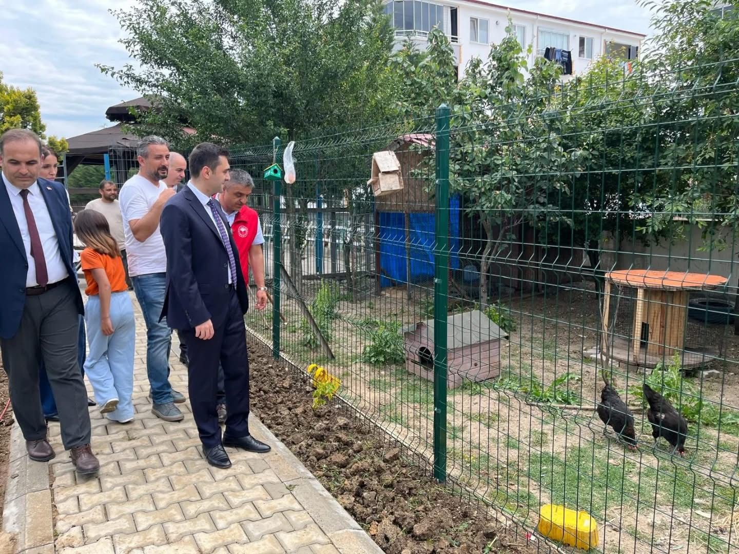 &Ouml;ğrenciler yetiştirdikleri fideleri toprakla buluşturdu