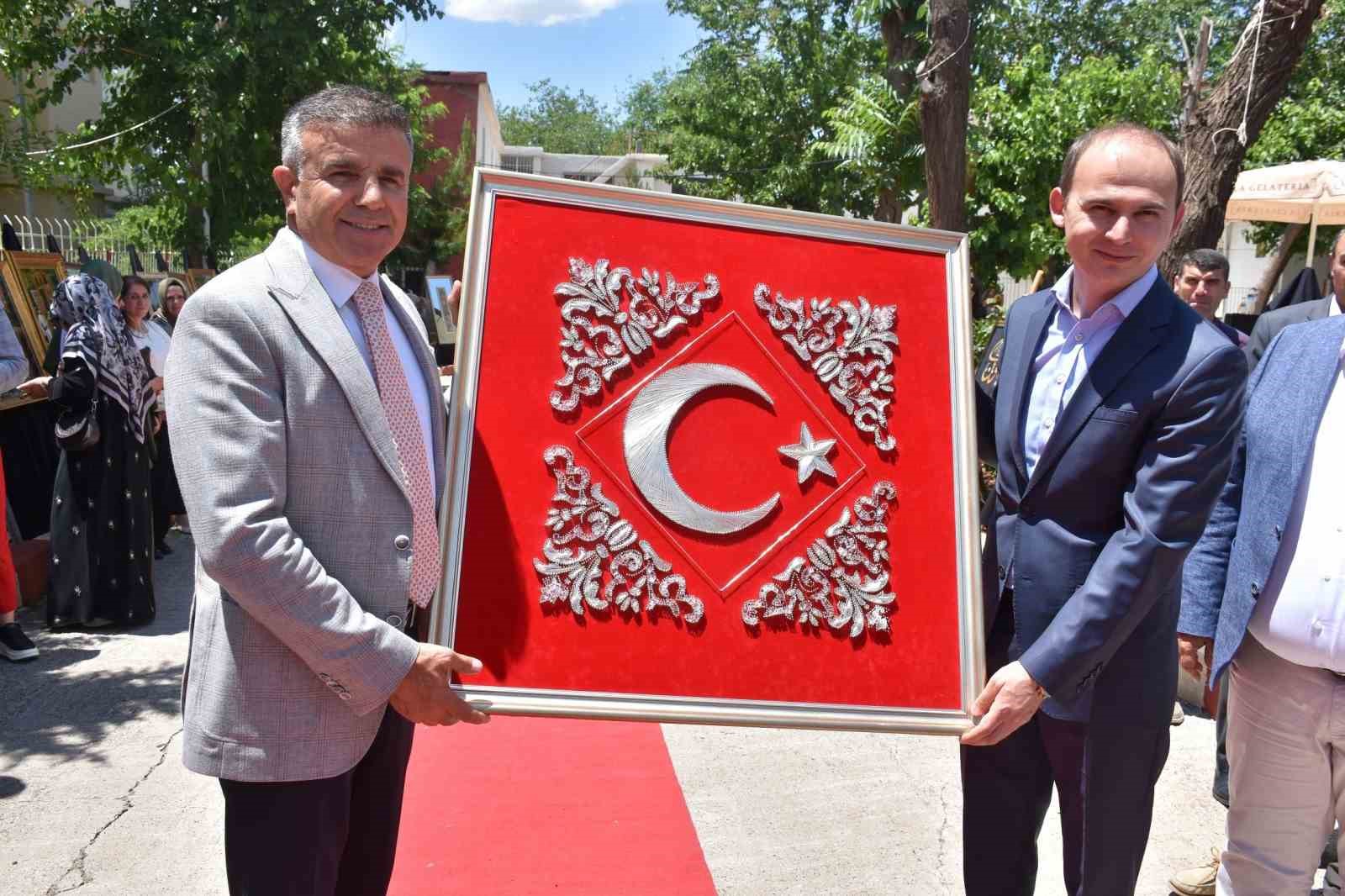 Siverek’te hayat boyu öğrenme haftasında el emeği ürünler sergilendi