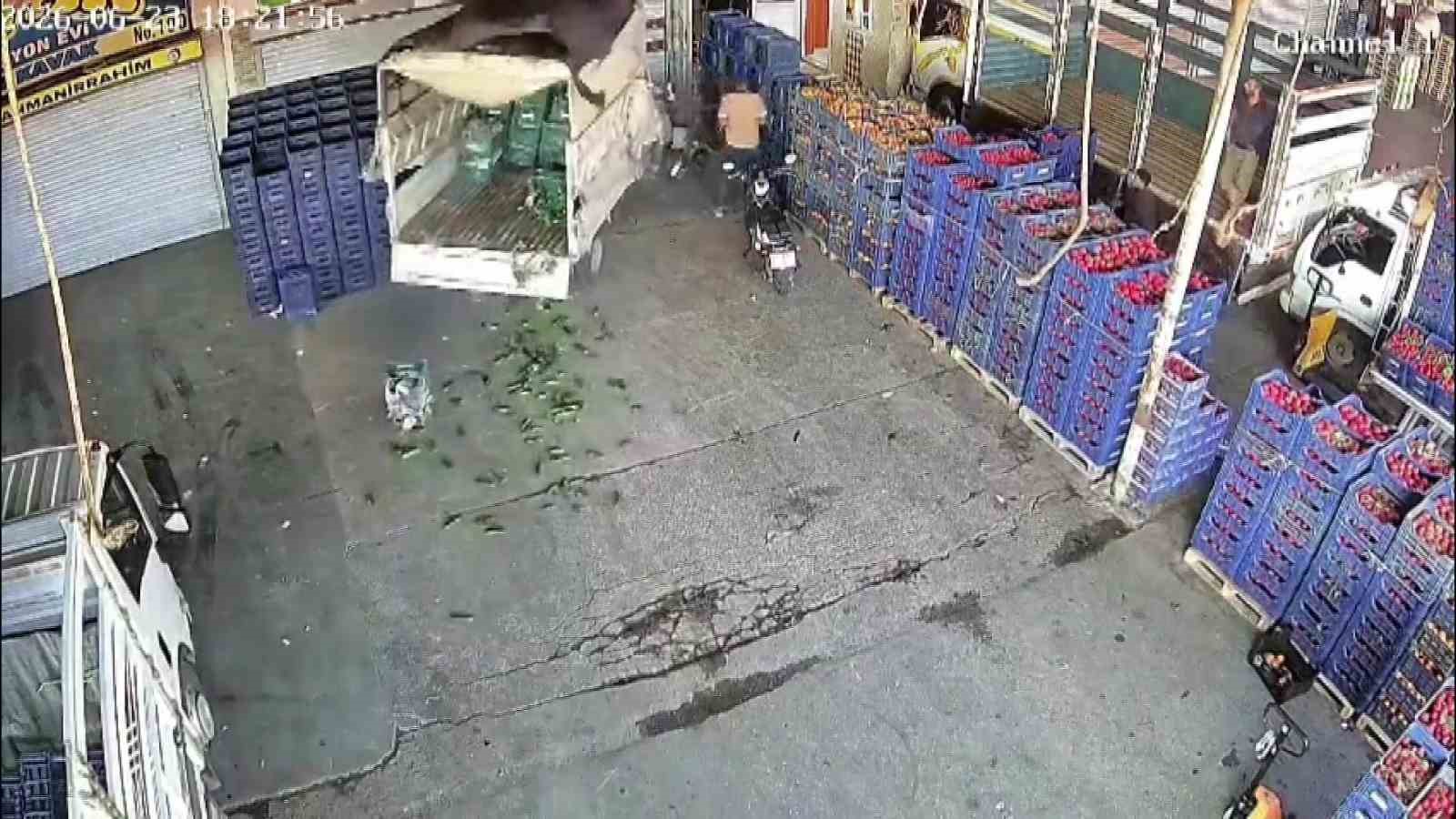 Adana&rsquo;da kamyonetin &ccedil;arptığı kişi yaralandı