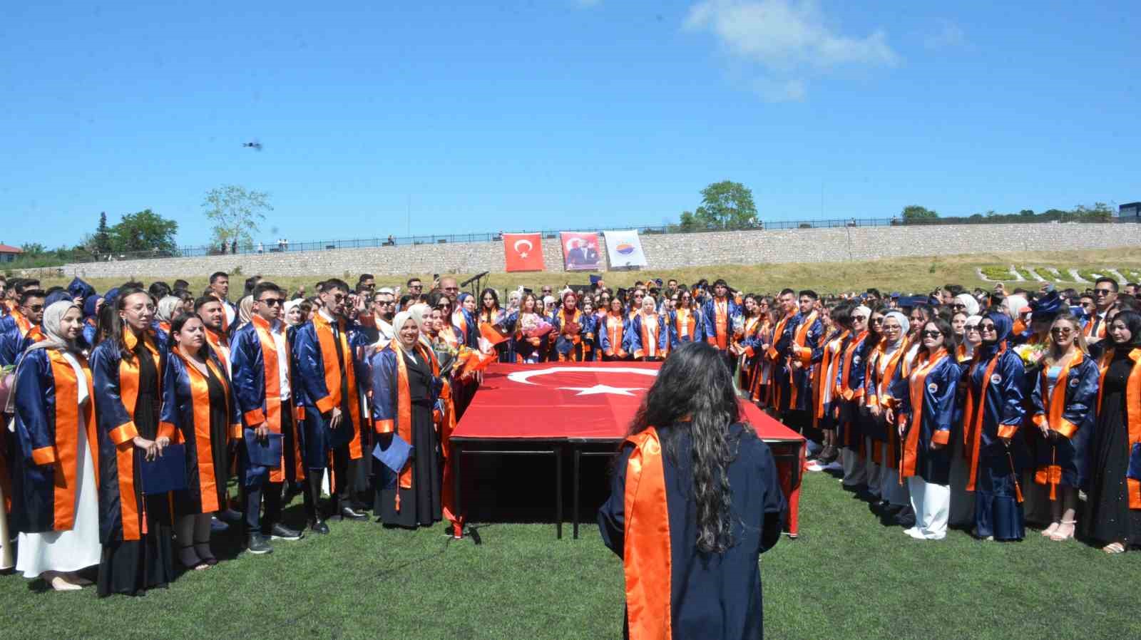 Sinop &Uuml;niversitesi&rsquo;nde mezuniyet coşkusu