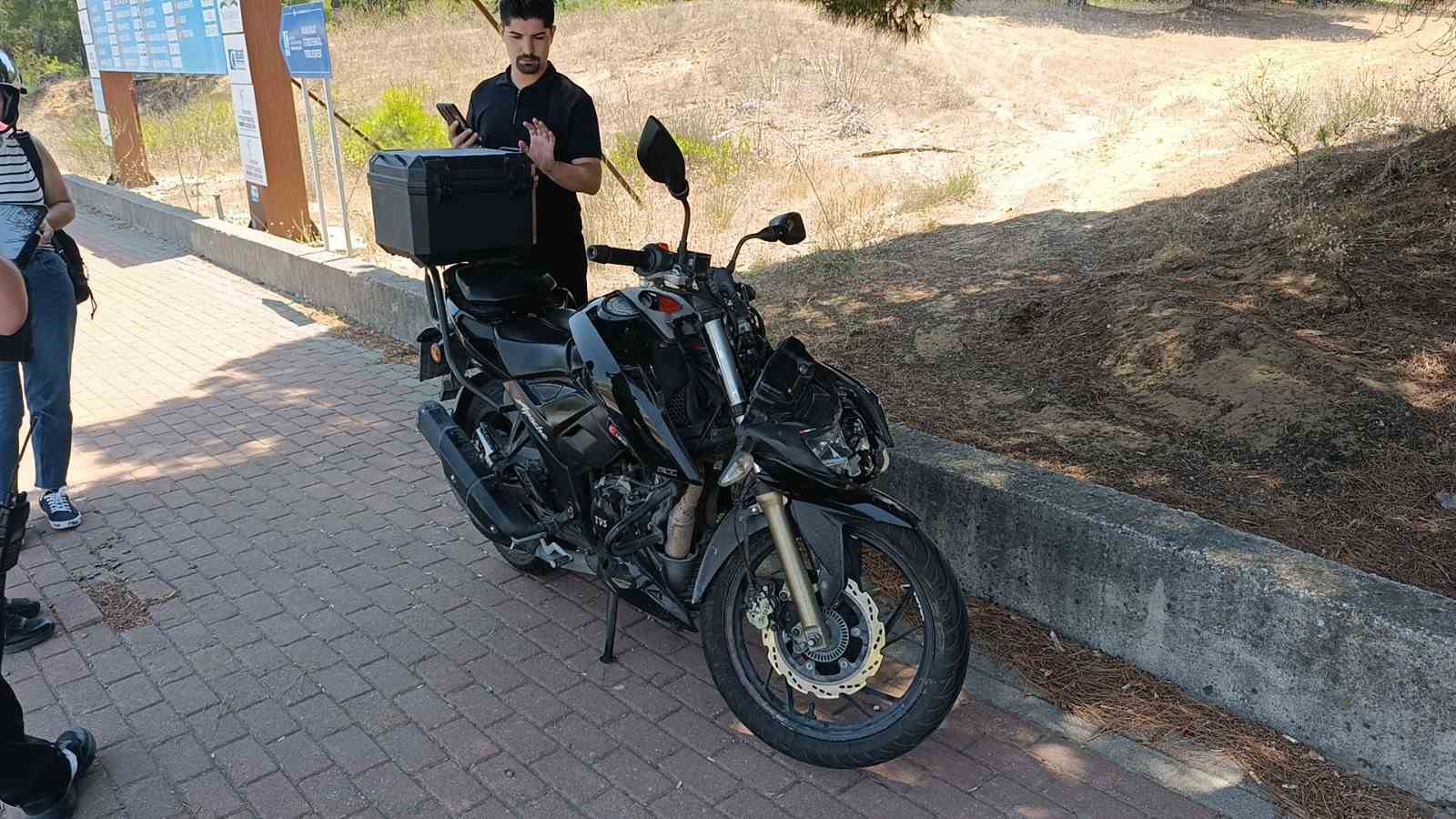 Otel servisiyle &ccedil;arpışan motosikletli yaralandı