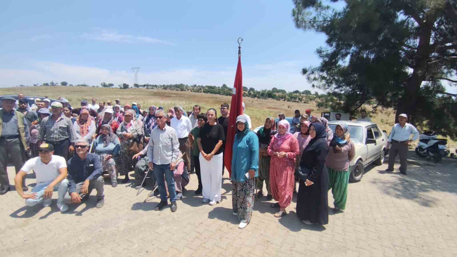 Manisa&rsquo;da yeni mezarlık projesine trakt&ouml;rl&uuml; tepki