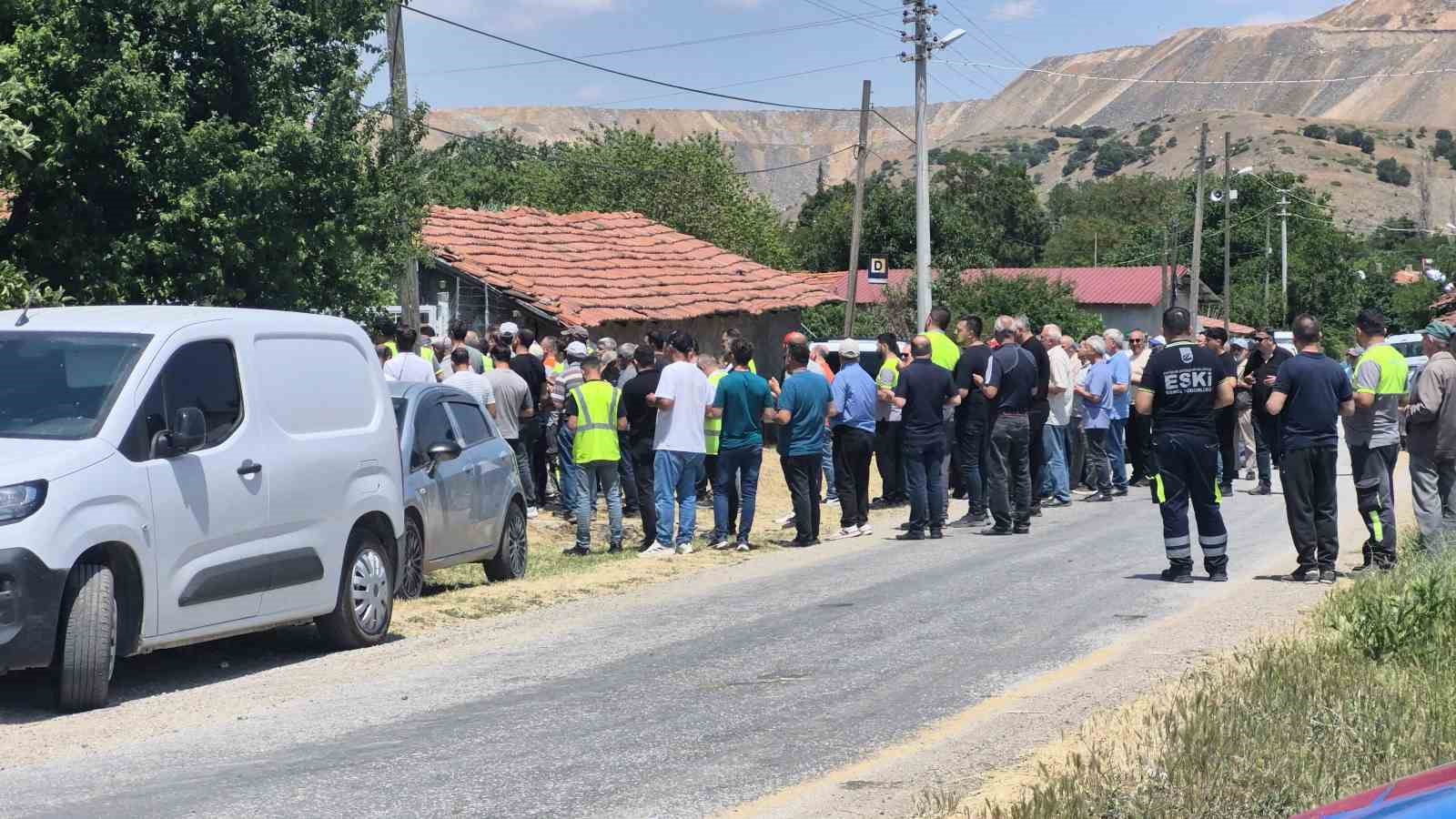 &Ccedil;ay bah&ccedil;esinde 5 kişiyi bı&ccedil;aklayan ve cezaevinde hayatını kaybeden şahsın cenazesi defnedildi
