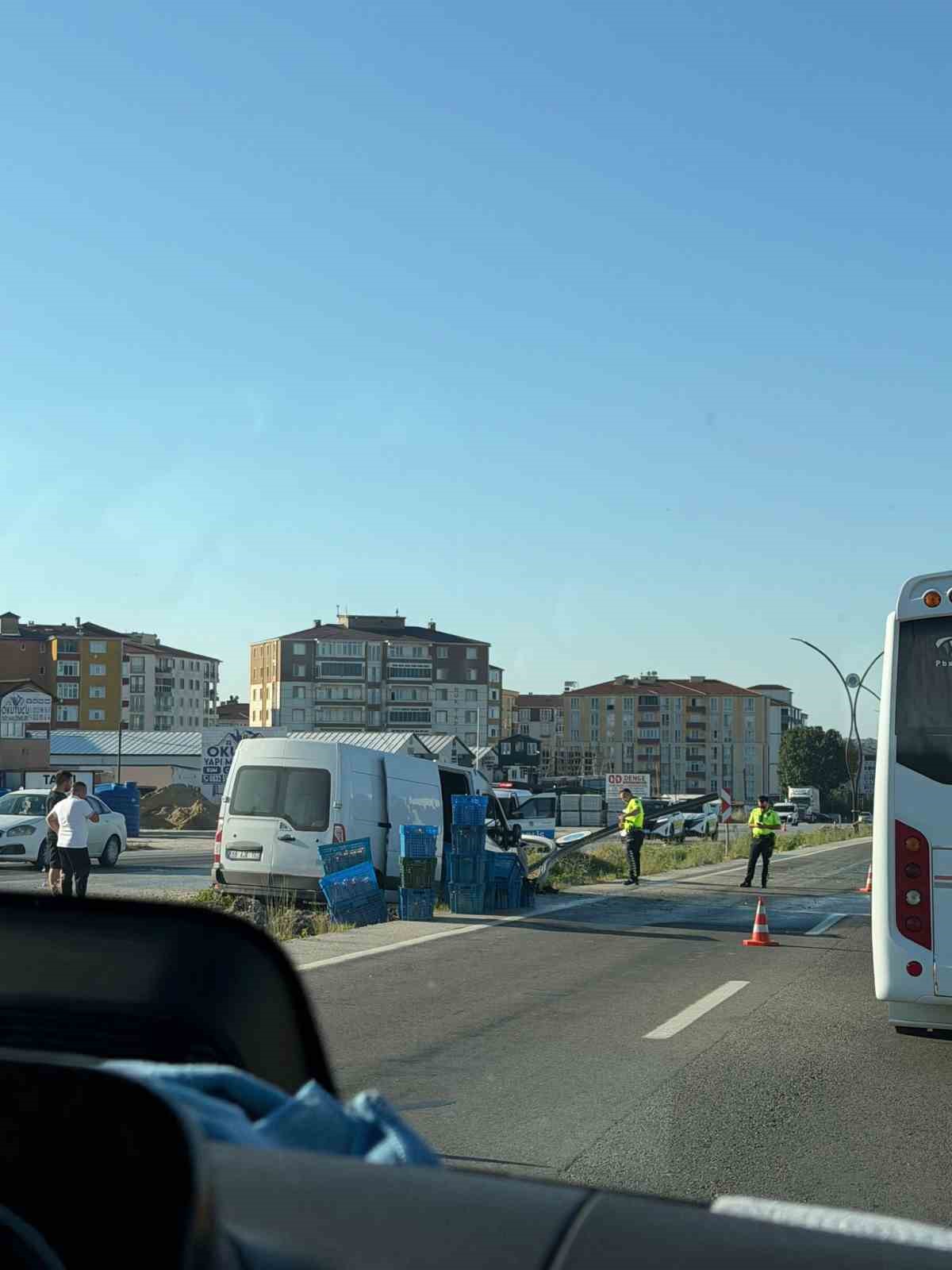 Orta ref&uuml;je giren panelvan ara&ccedil; alev aldı: 1 yaralı