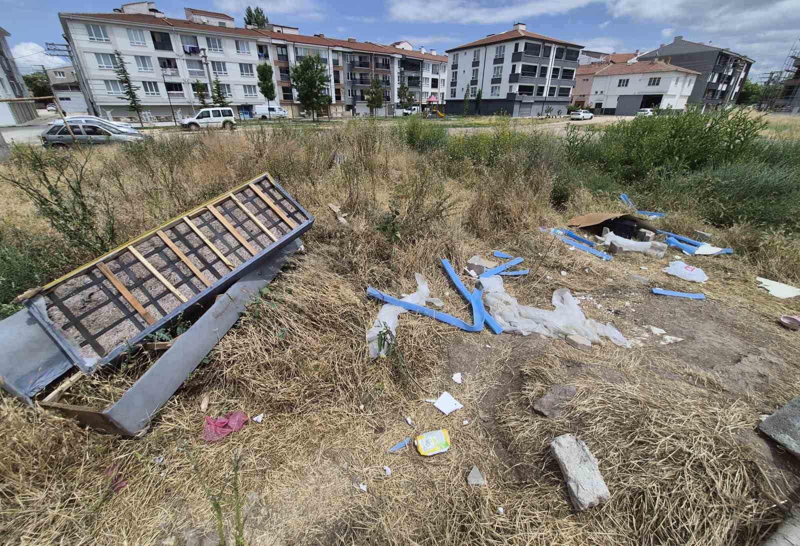 Sorumsuzca &ccedil;evreye atılan eski ev eşyaları g&ouml;r&uuml;nt&uuml; kirliliğine yol a&ccedil;ıyor