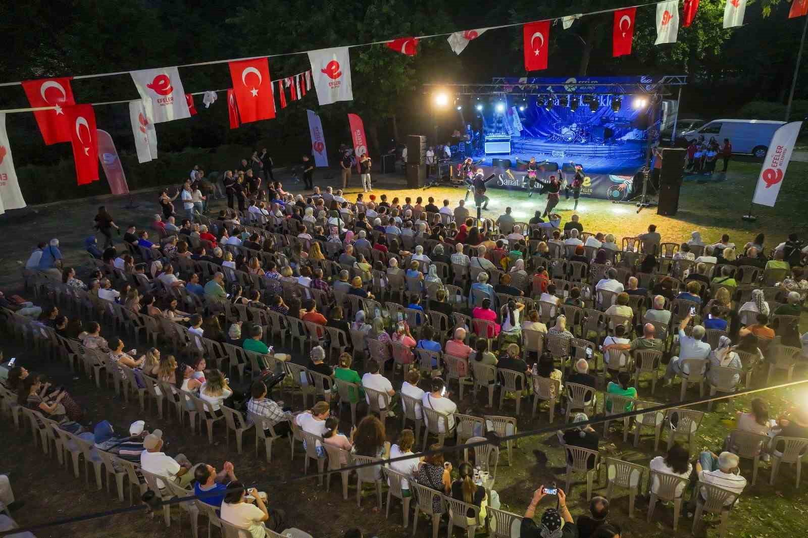 Efeler&rsquo;de vatandaşlar sanatla buluştu