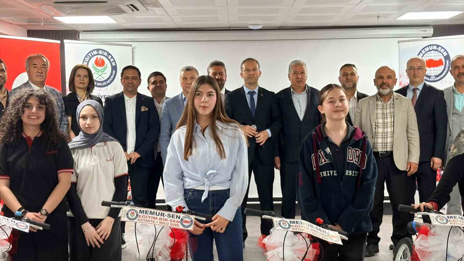 K&uuml;tahya&rsquo;da "Kitap Okuma ve Kompozisyon Yarışması"nda &ouml;d&uuml;ller sahiplerini buldu