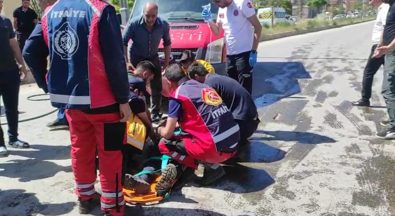 Y&uuml;ksekova&rsquo;da hafif ticari ara&ccedil; ile vin&ccedil; &ccedil;arpıştı: 1 yaralı