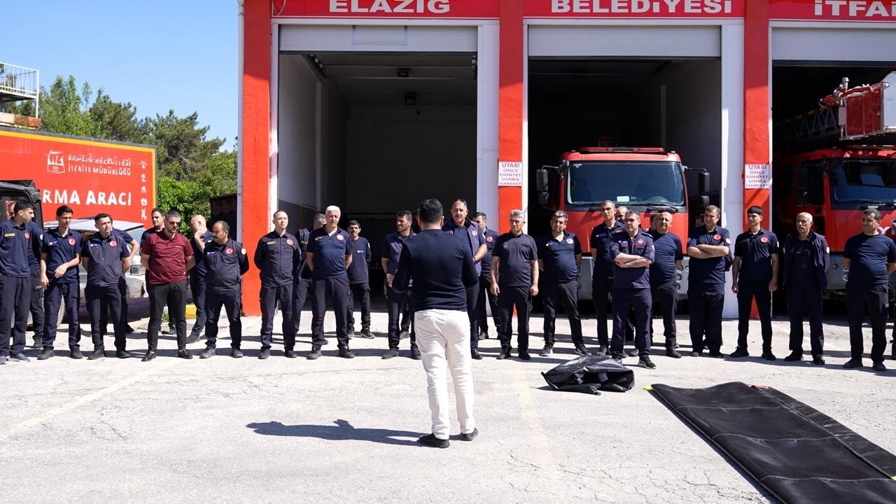 Elazığ&rsquo;da itfaiye personellerine elektrikli ara&ccedil; yangınlarına m&uuml;dahale eğitimi