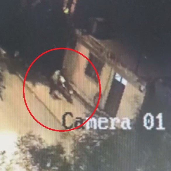 Motosikleti rahat tavırlarla &ccedil;alan hırsızın o anları kamerada