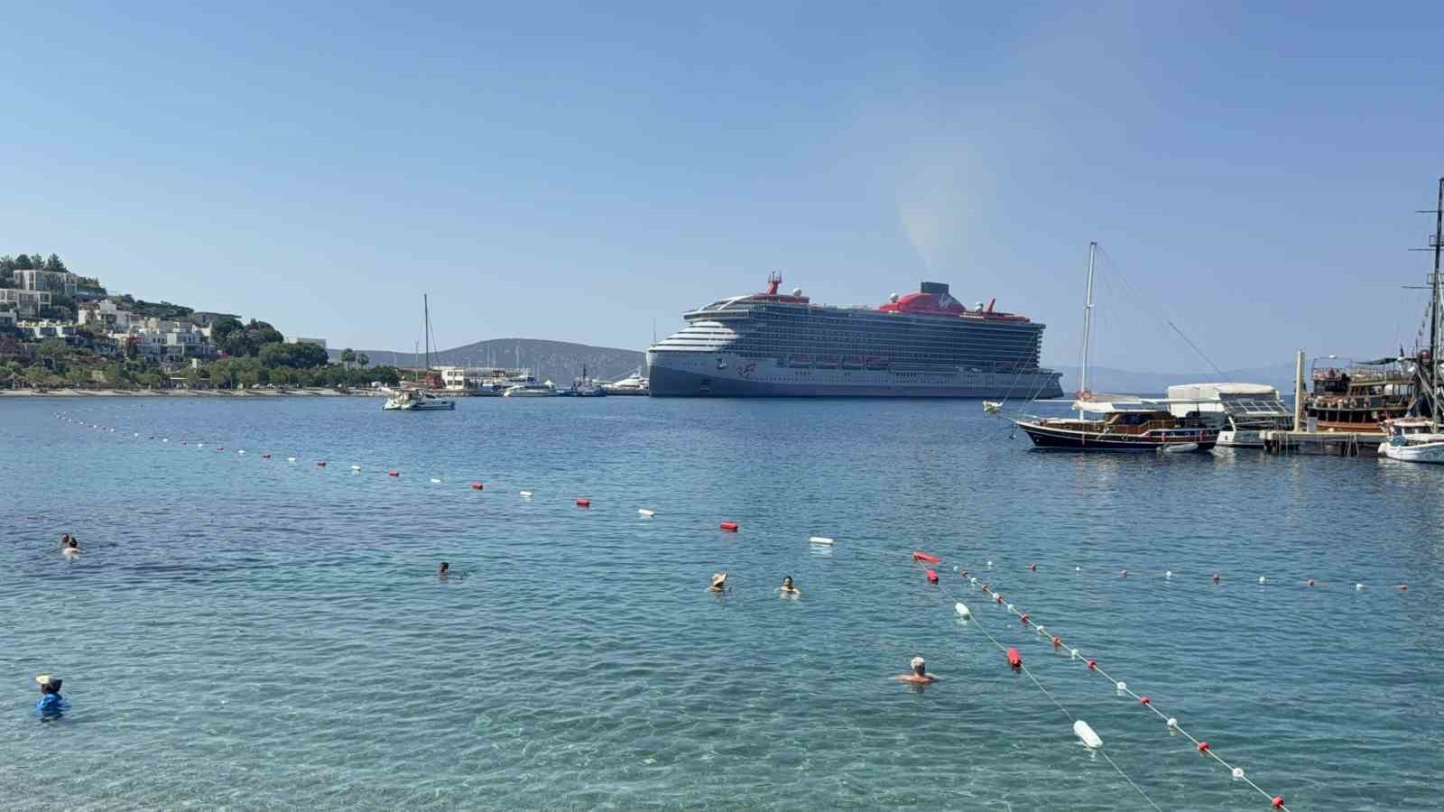 Dev kruvaziyer Scarlet Lady Bodrum&rsquo;a yanaştı