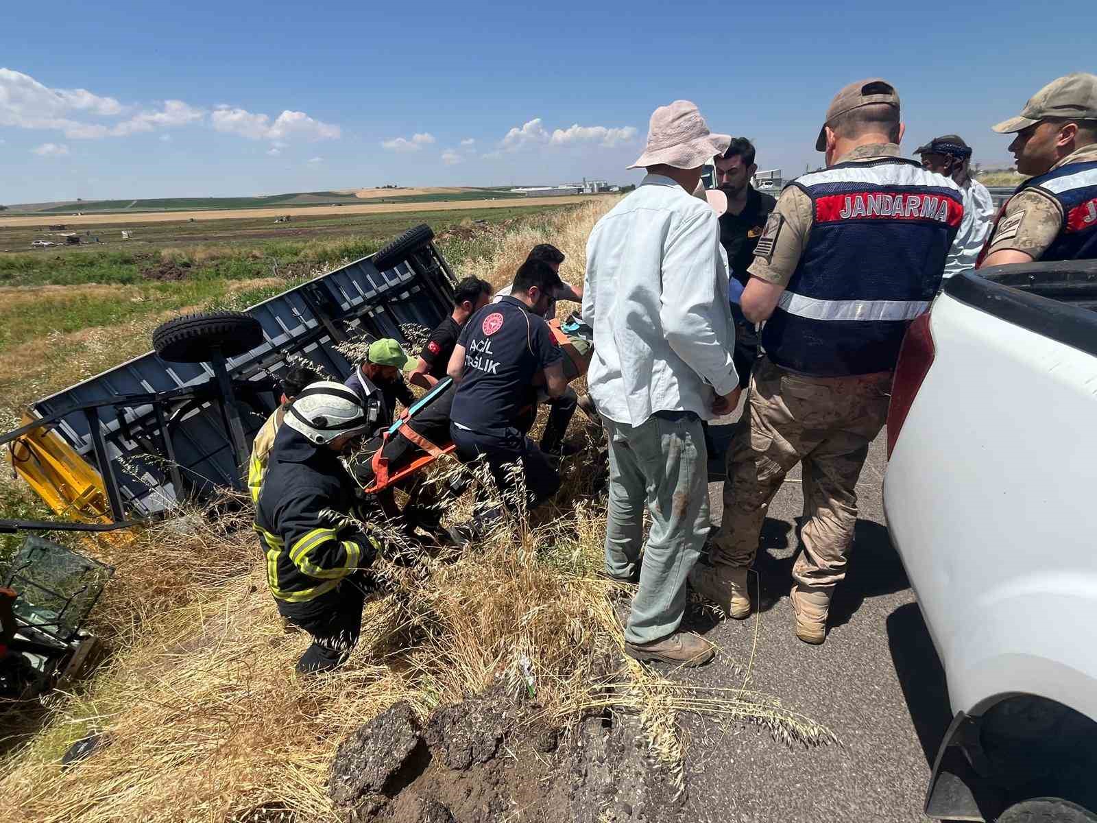 Diyarbakır’da takla atan traktörün altında kalan sürücüsü yaralandı