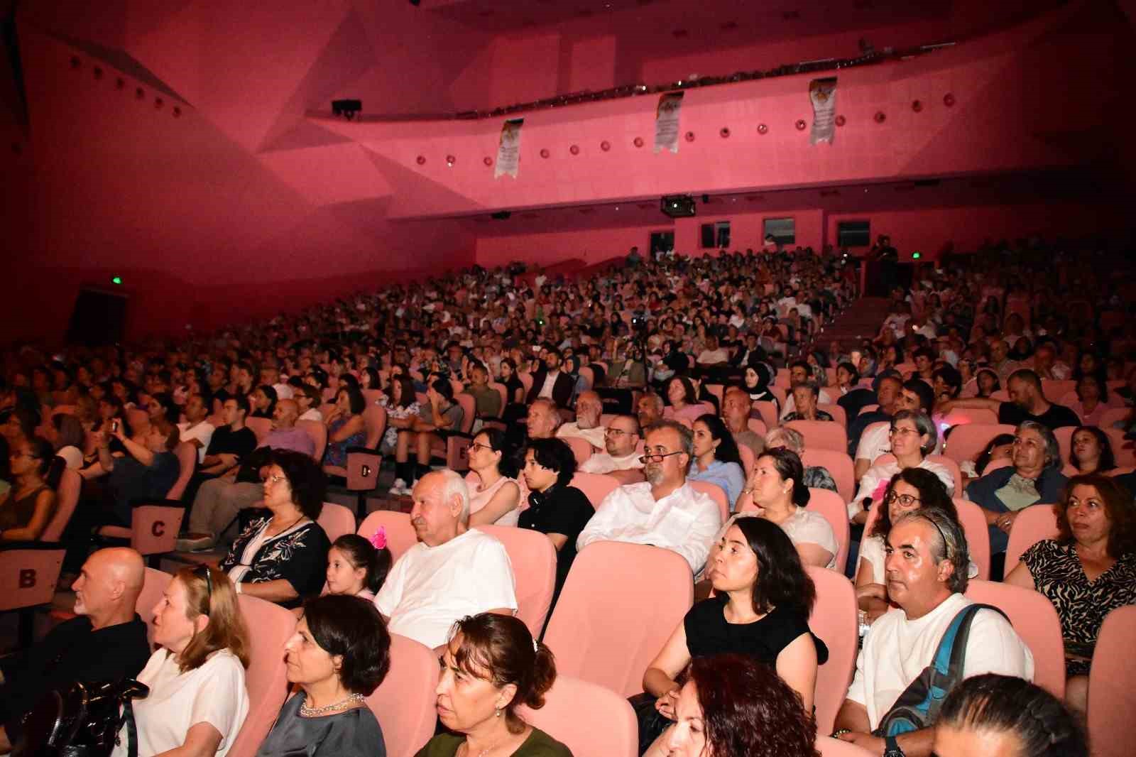 T&uuml;rk Halk M&uuml;ziği Korosu&rsquo;nun sezon sonu konseri yoğun ilgi g&ouml;rd&uuml;