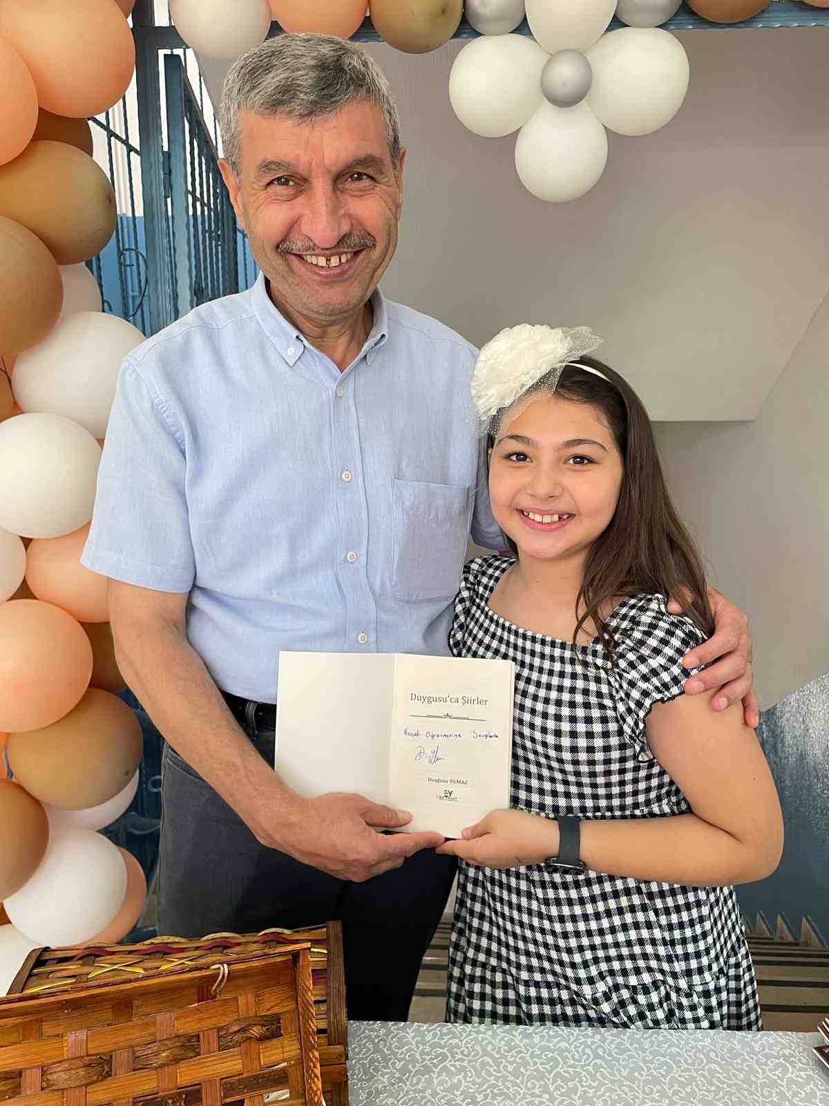 Sanat&ccedil;ı annenin kızı 10 yaşında şiir kitabı &ccedil;ıkardı