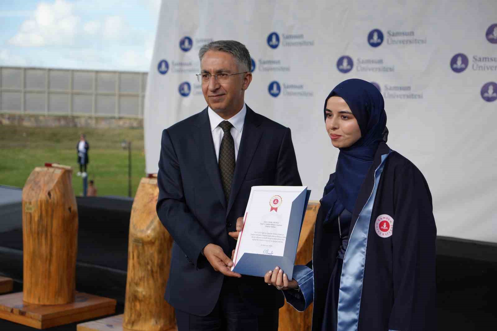 SAM&Uuml;&rsquo;de 616 &ouml;ğrencinin mezuniyet heyecanı
