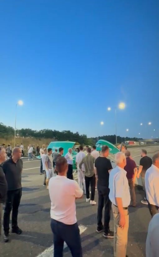 Kuzey Marmara Otoyolu&rsquo;nda kamyonun &ccedil;arptığı tabela devrildi: Trafik yoğunluğu oluştu