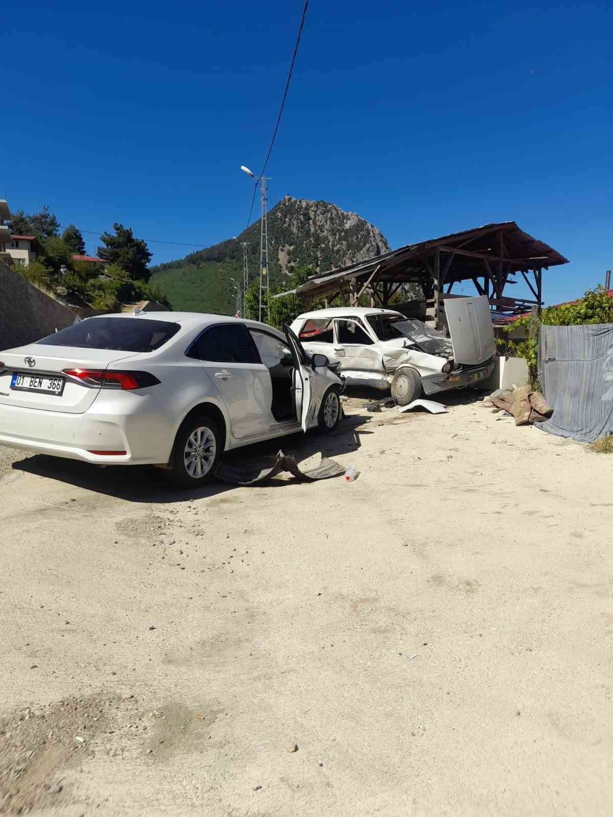 Adana&rsquo;da otomobiller &ccedil;arpıştı: 2 yaralı