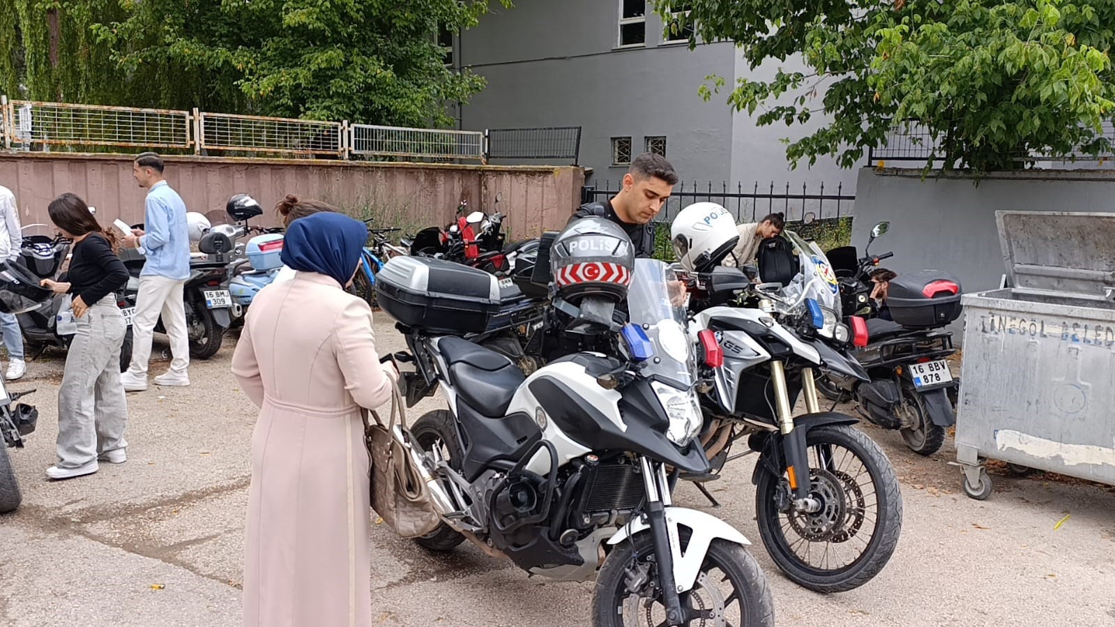 Bursa&rsquo;da yanlış okula gelen adayların yardımına polis koştu
