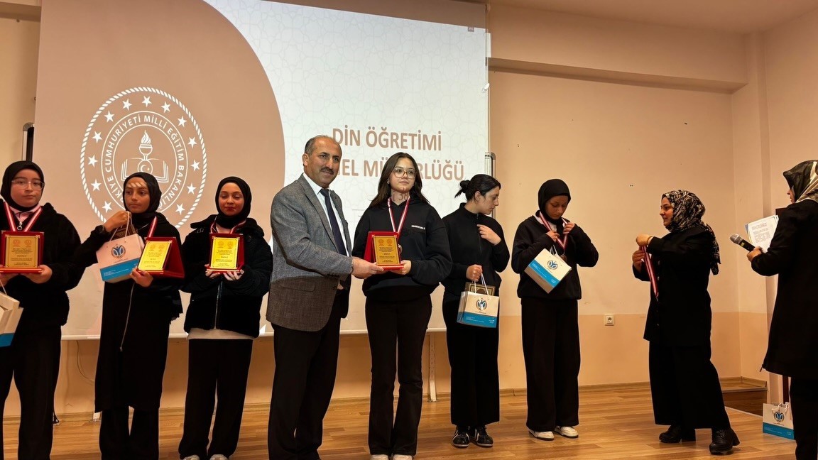 Bilecik&rsquo;te Kur&rsquo;an-ı Kerim okuma yarışmasında &ouml;d&uuml;ller sahiplerini buldu