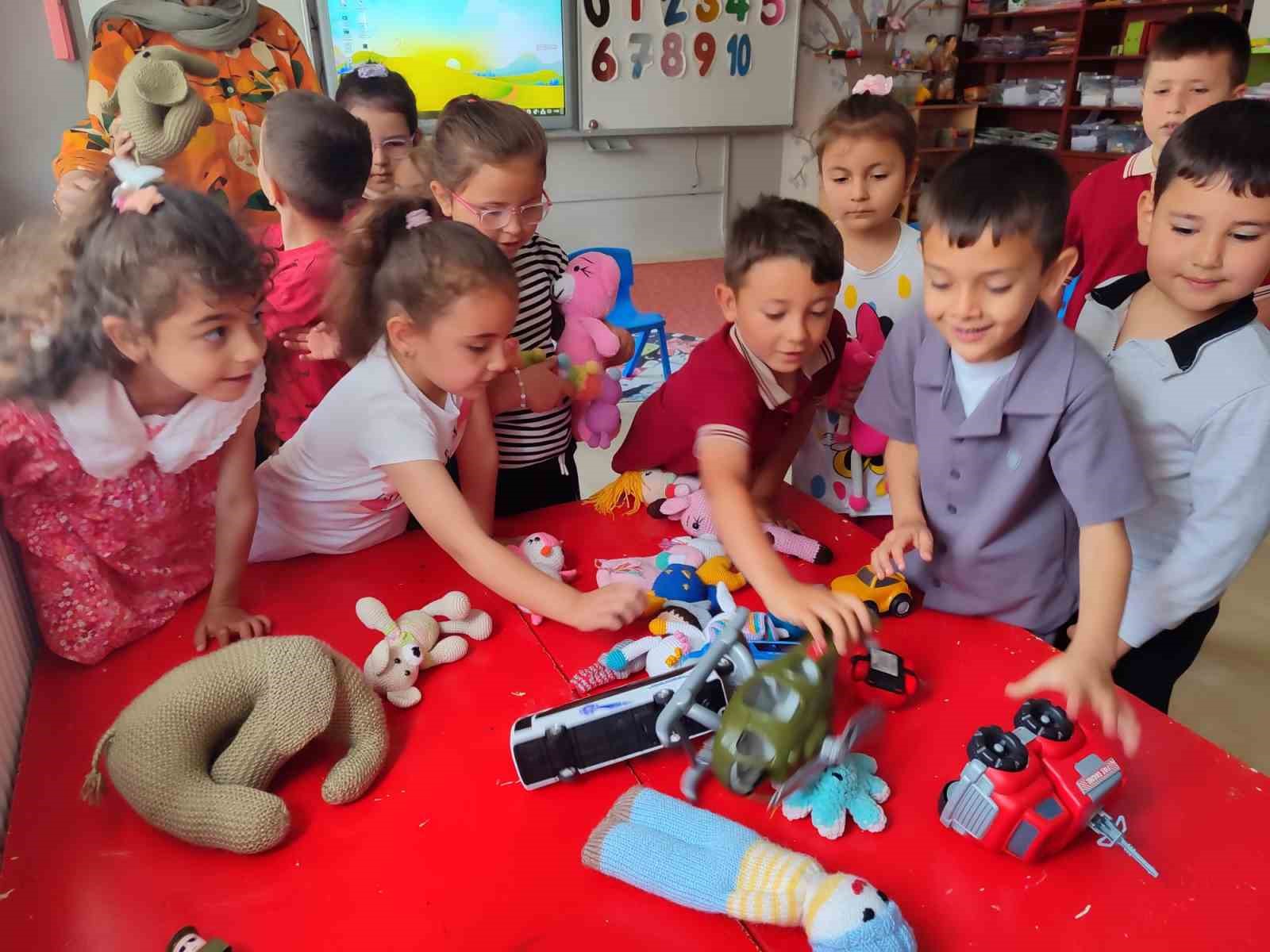 &Ouml;ğrenci, veli ve &ouml;ğretmen iş birliğiyle atık ipler reng&acirc;renk oyuncaklara d&ouml;n&uuml;şt&uuml;