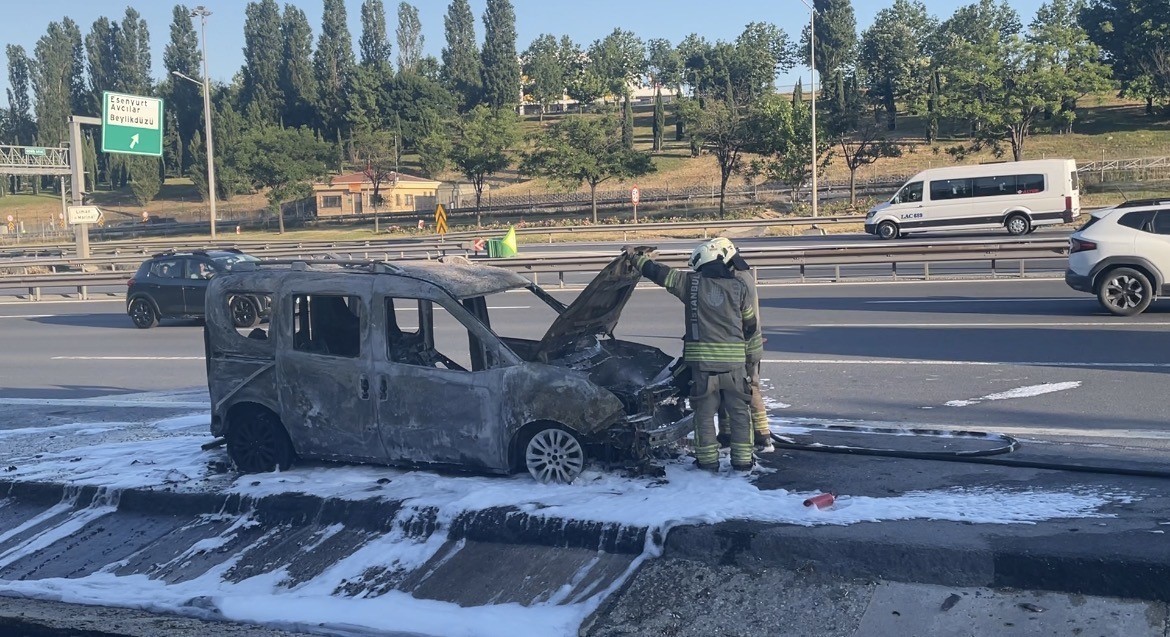 Esenyurt TEM Otoyolu&rsquo;nda hafif ticari ara&ccedil; alev alev yandı