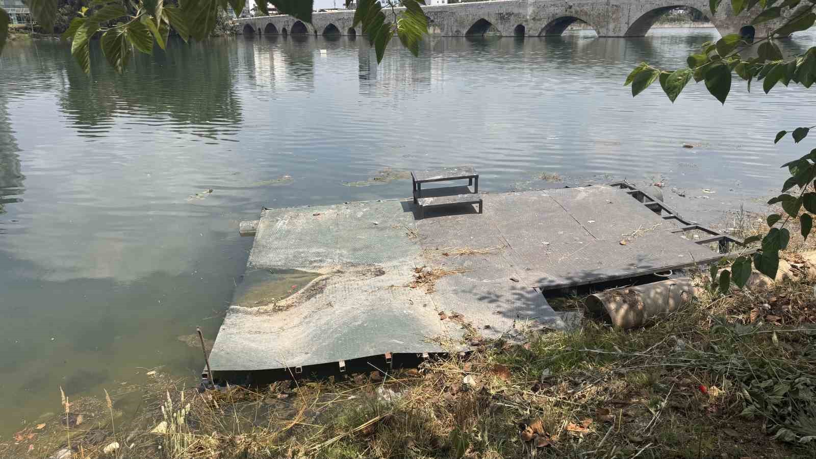 Adana&rsquo;da Seyhan Nehri ve &ccedil;evresindeki kirliliğe vatandaştan tepki