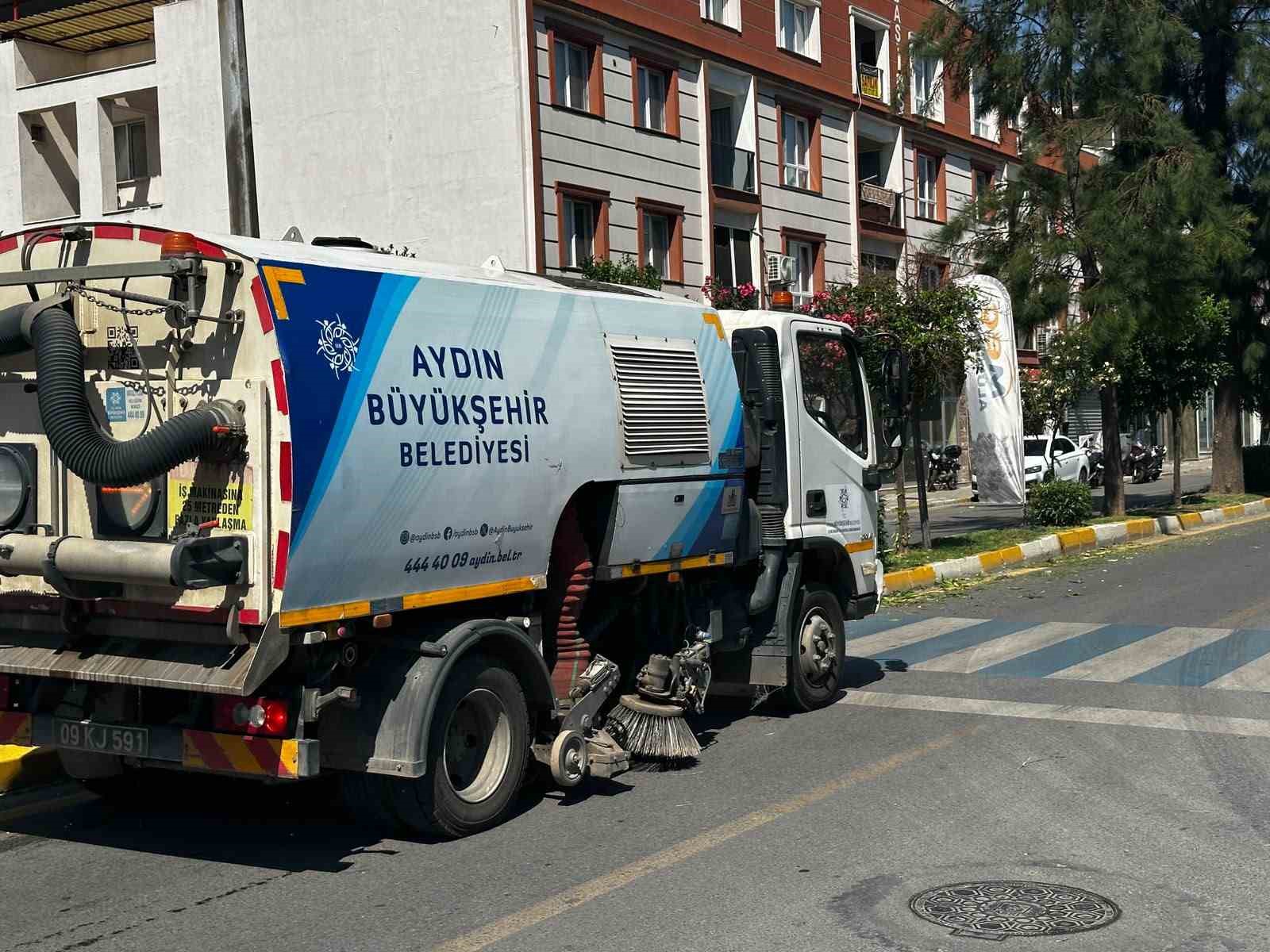 Efeler&rsquo;de yeşil alanlar B&uuml;y&uuml;kşehir ekipleriyle yenileniyor
