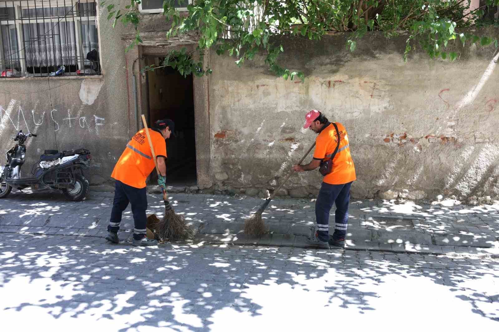 Efeler Belediyesi Temizlik İşleri M&uuml;d&uuml;rl&uuml;ğ&uuml; &ccedil;alışmalarını s&uuml;rd&uuml;r&uuml;yor