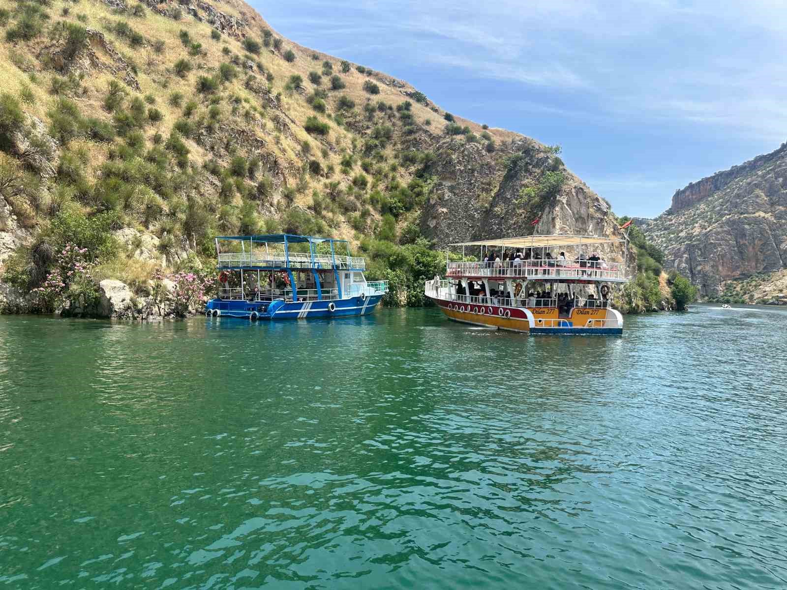 S&uuml;r&uuml;klenen teknedeki turistleri jandarma tahliye etti