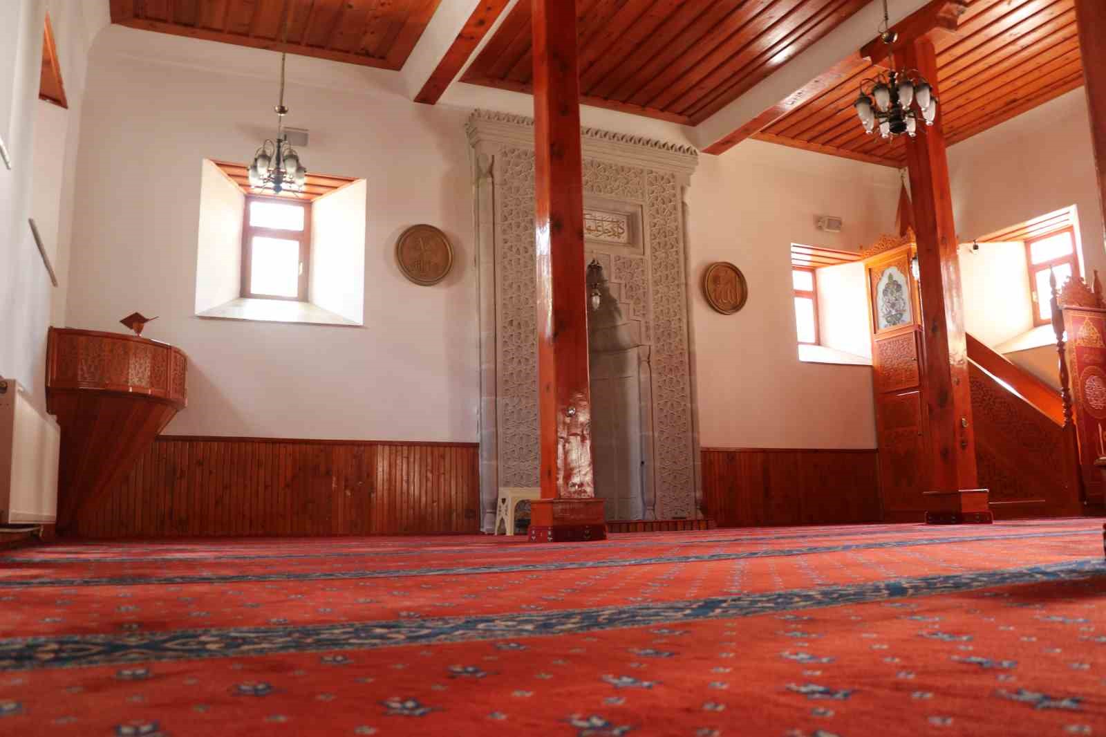Mahalle adını bu camiden alıyor, minaresindeki zincirler ile dikkat &ccedil;ekiyor