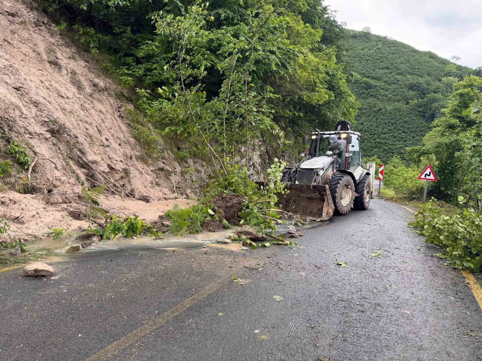 Ordu&rsquo;da heyelan nedeniyle ulaşıma kapanan 236 mahalle yolu a&ccedil;ıldı