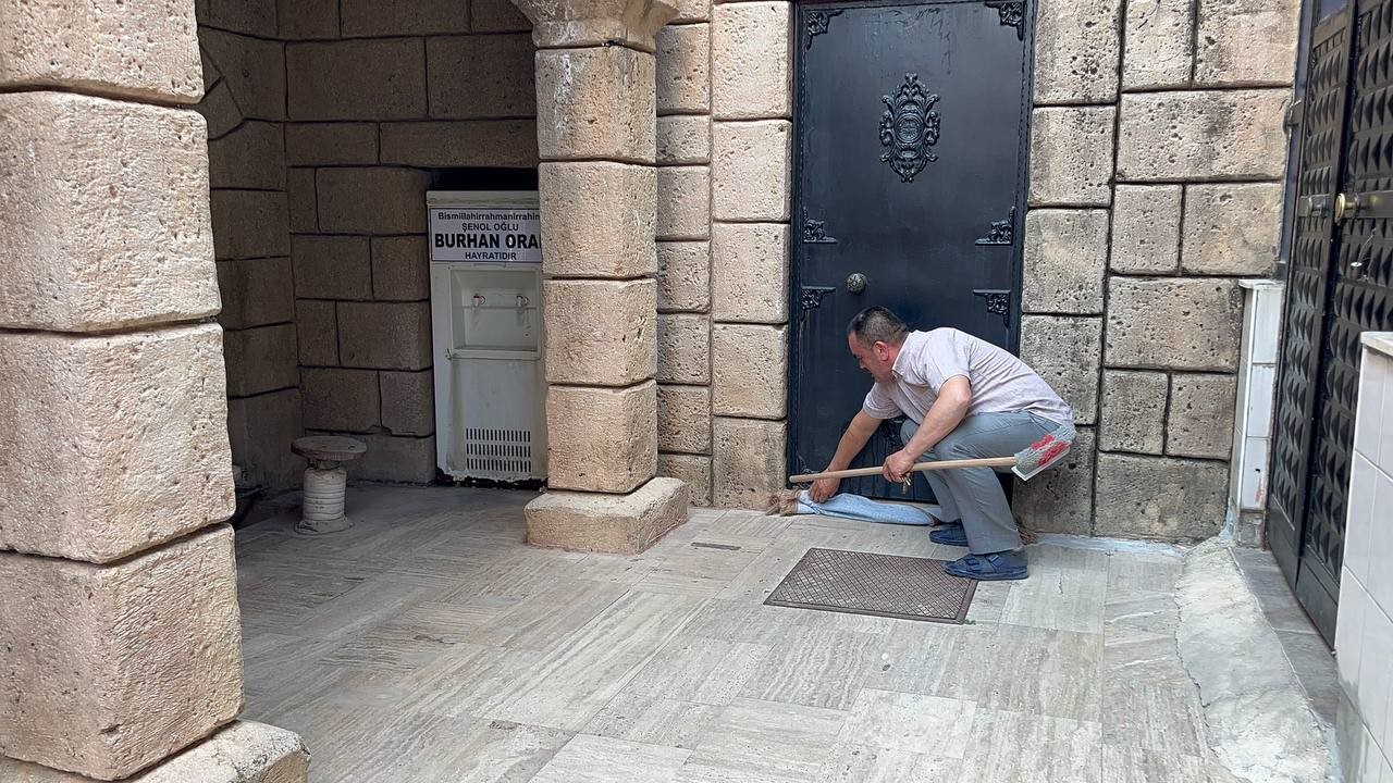 Namaza gelen cemaat karşılaştıkları yılanı &ouml;nce oyuncak sandı, hareket edince telefona sarıldı