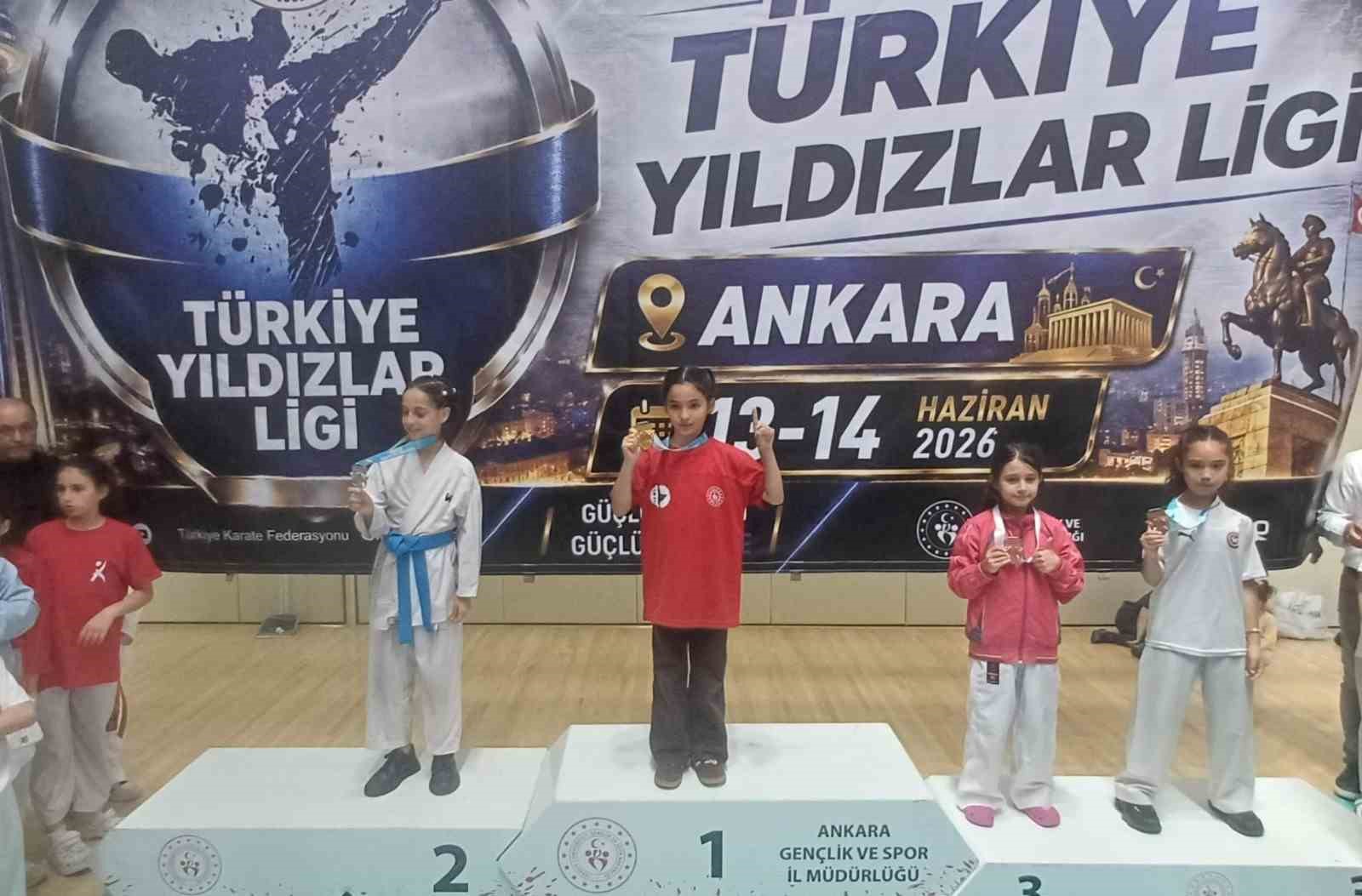 Sivaslı karateciler Ankara&rsquo;dan madalyalarla d&ouml;nd&uuml;