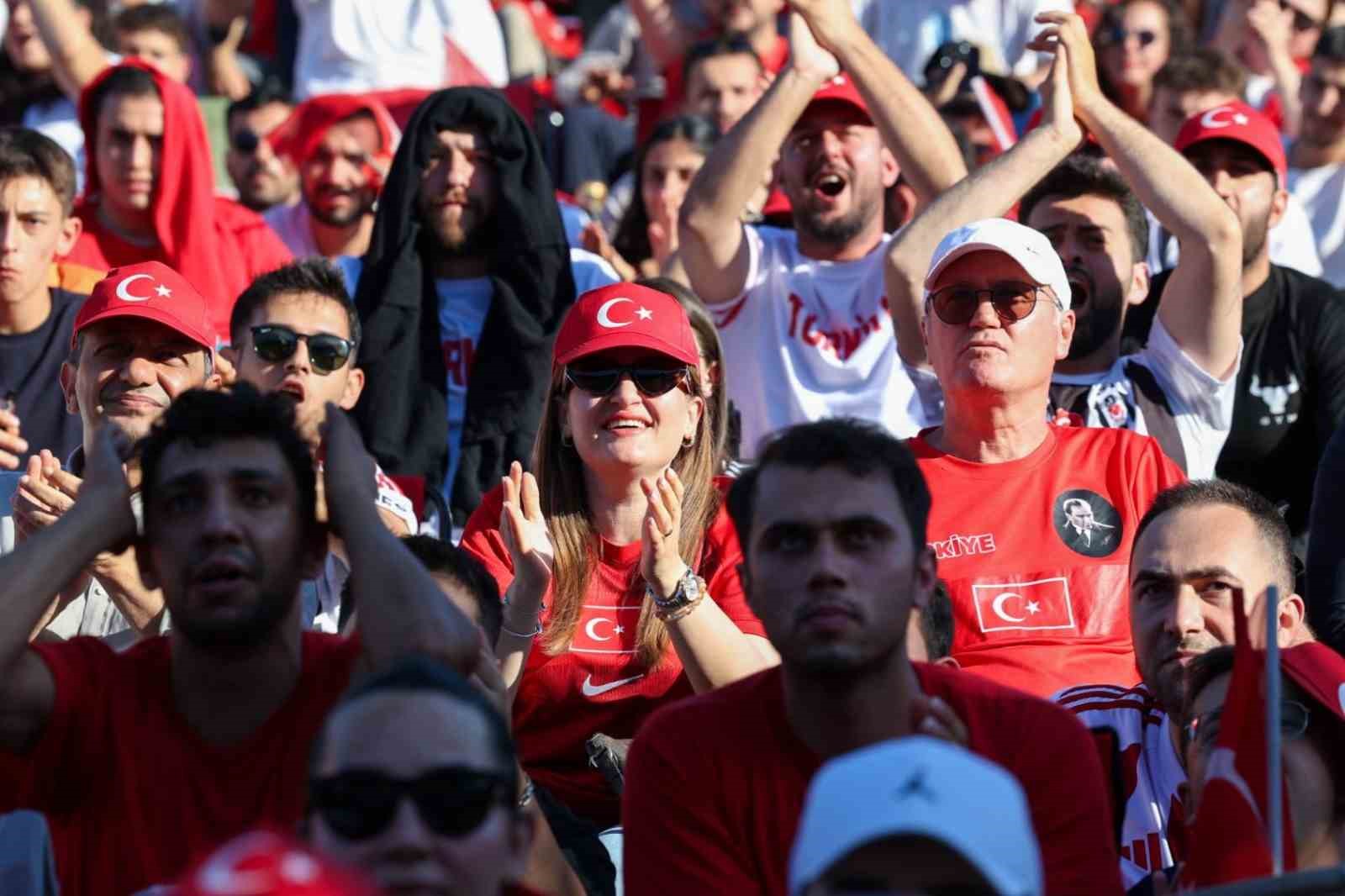 Antalyalılar D&uuml;nya Kupası heyecanı i&ccedil;in Olbia Kent Meydanı&rsquo;nda buluştu