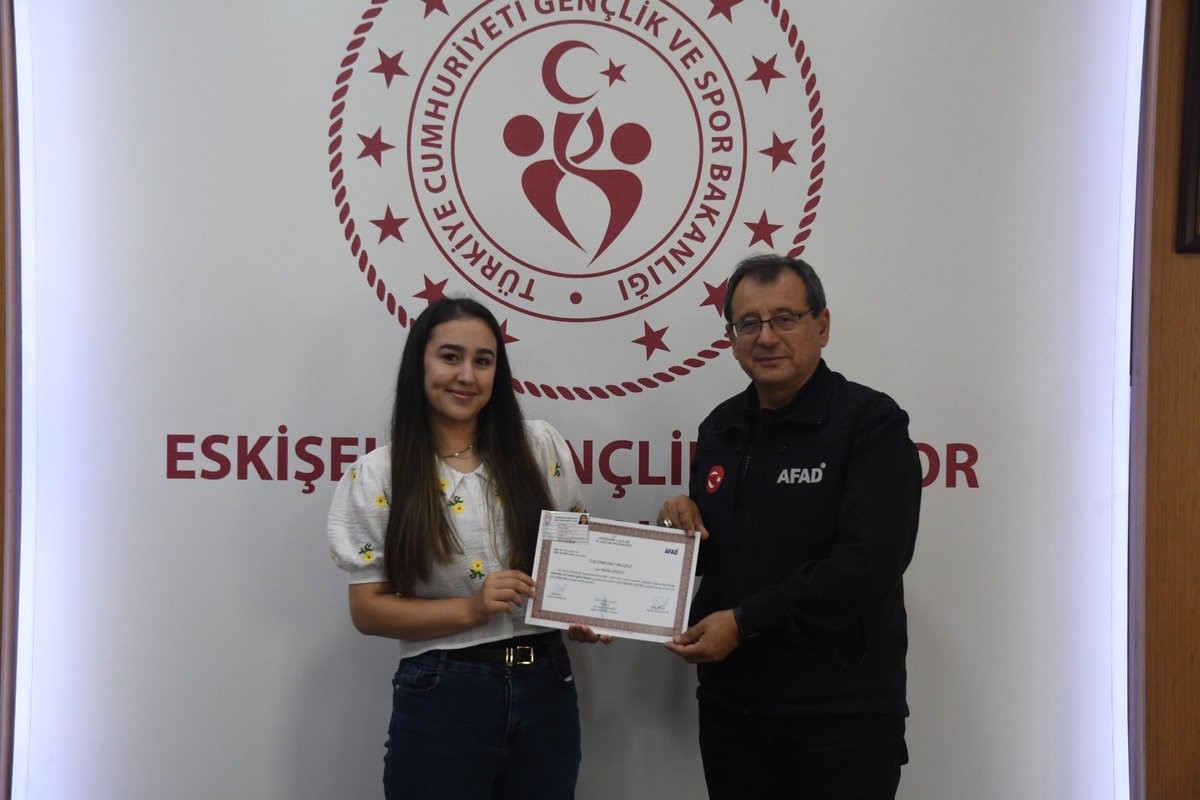 AFAD g&ouml;n&uuml;ll&uuml;s&uuml; &ouml;ğrenciler ilk yardım belgelerini aldı
