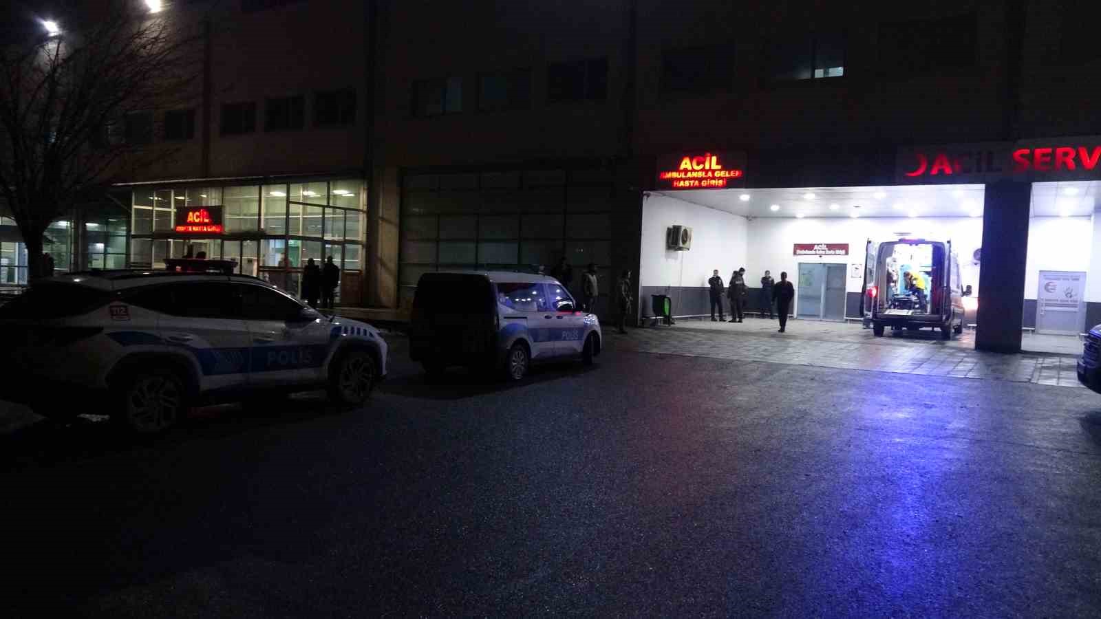 Malatya&rsquo;da akrabalar arasında "dut ağacı" kavgası: 1&rsquo;i &ccedil;ocuk 3 yaralı