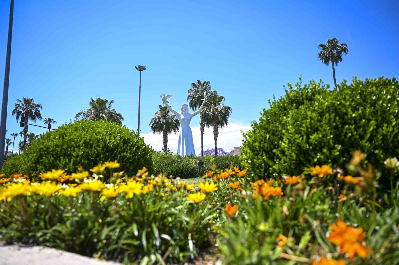 Mersin&rsquo;i yaz &ccedil;i&ccedil;ekleri s&uuml;sl&uuml;yor