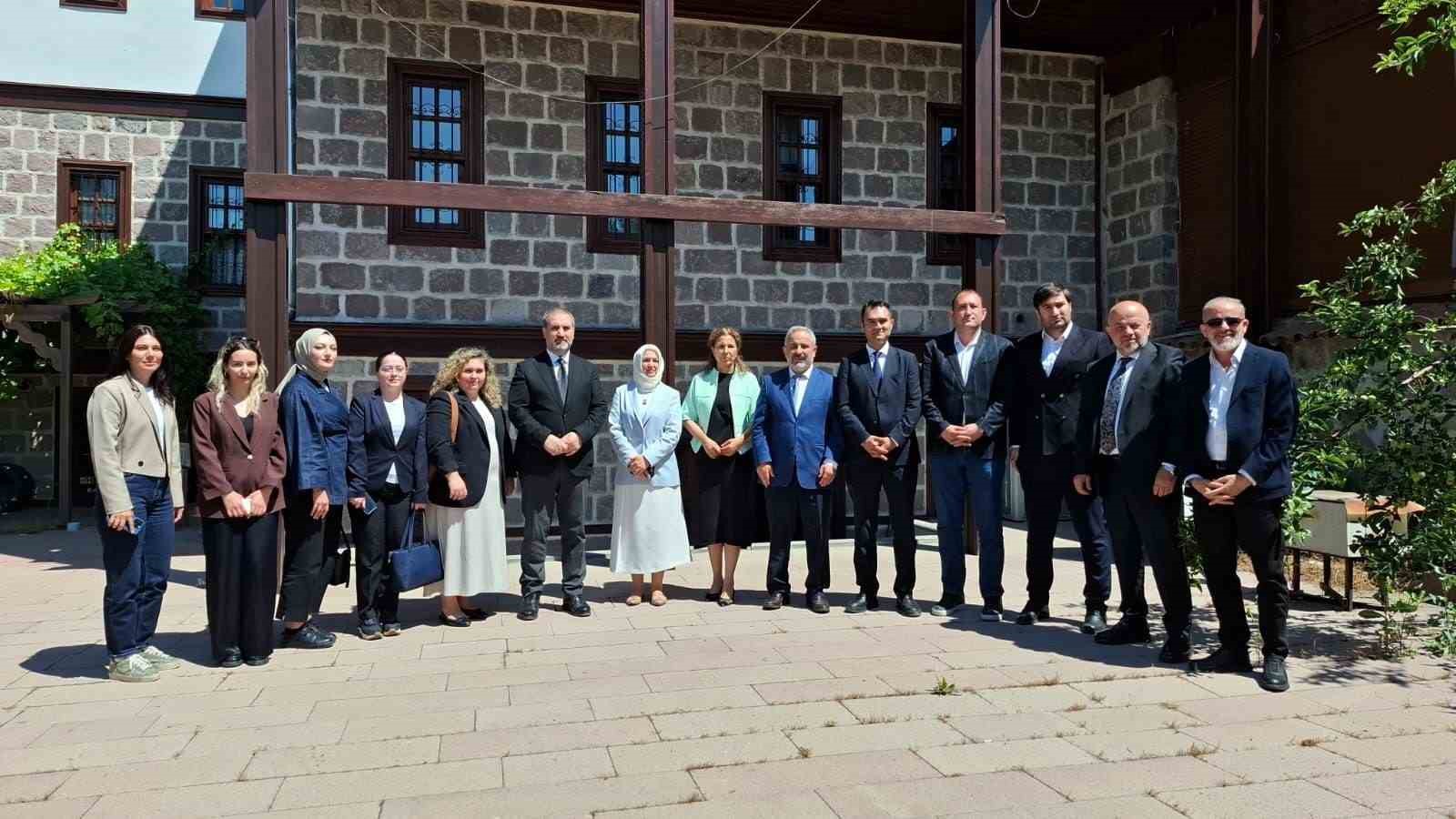 AK Parti Genel Başkan Yardımcısı Şen&rsquo;den anket a&ccedil;ıklaması: "Y&uuml;zde 37-38&rsquo;lerdeyiz"