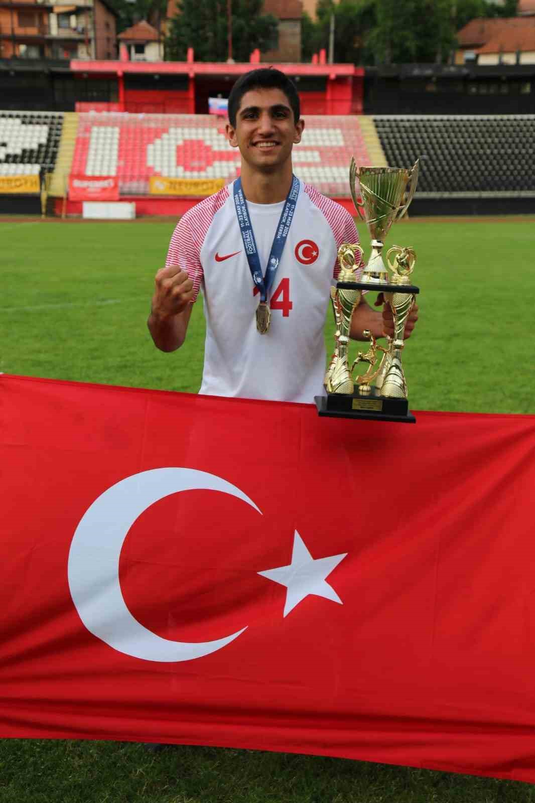 Aliağalı Semih Ayri&ccedil;, d&uuml;nya şampiyonu oldu