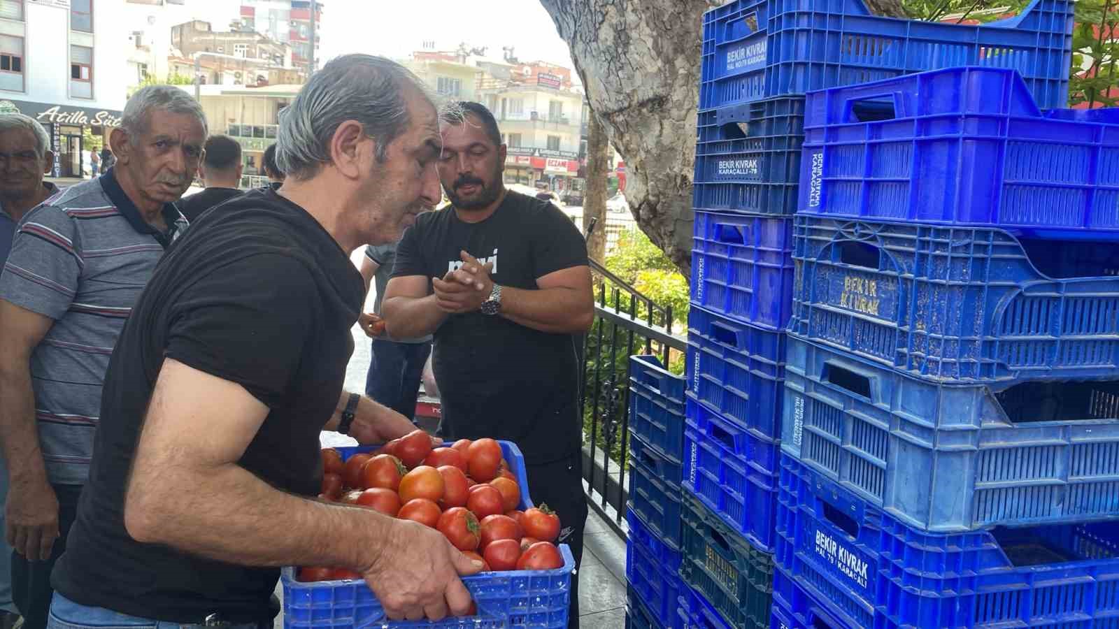 Halde alıcı bulamadığı 4 ton domatesi vatandaşlara &uuml;cretsiz dağıttı
