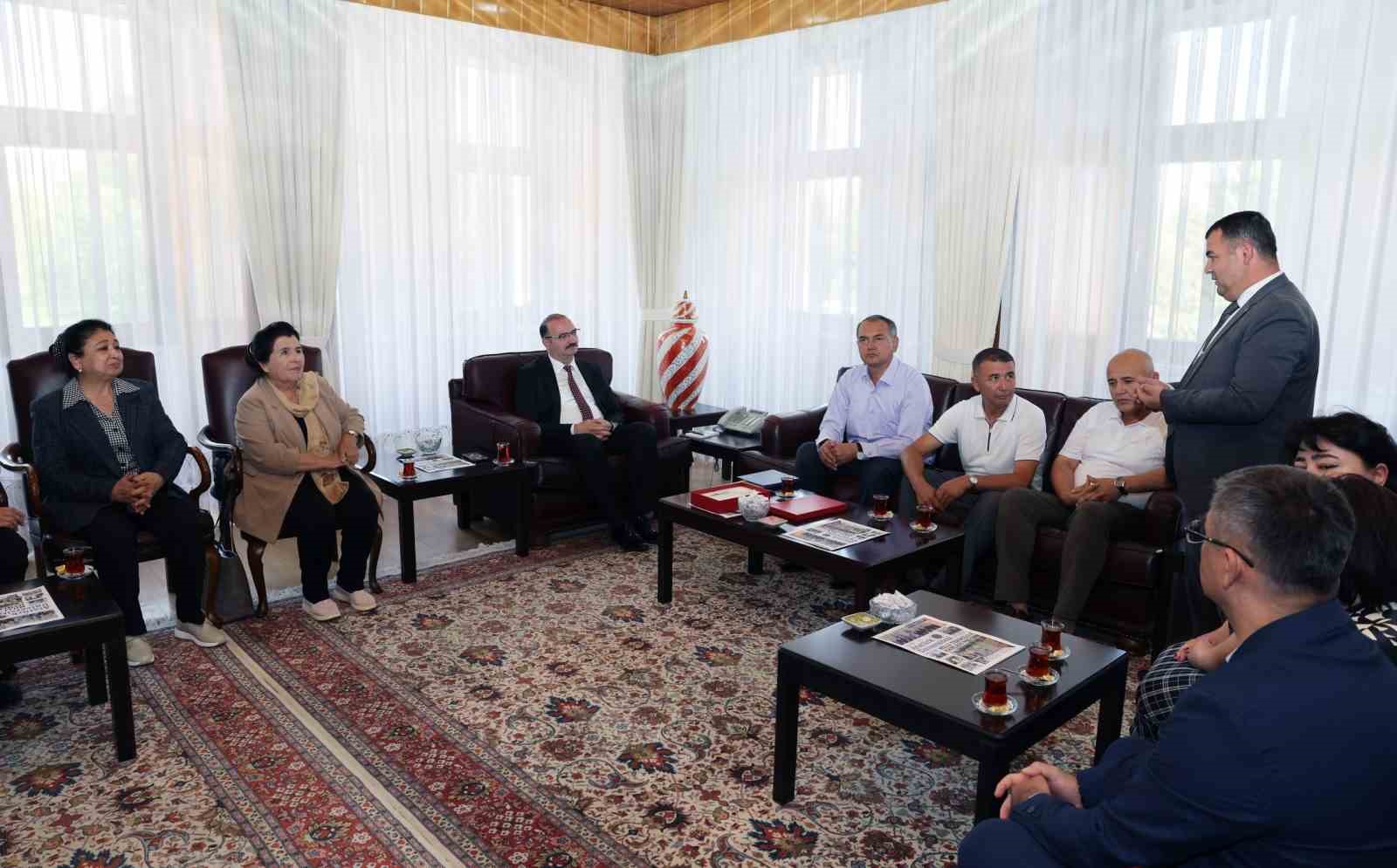 Atat&uuml;rk &Uuml;niversitesi, kardeş coğrafyalardaki &uuml;niversiteler i&ccedil;in tecr&uuml;besini paylaşıyor
