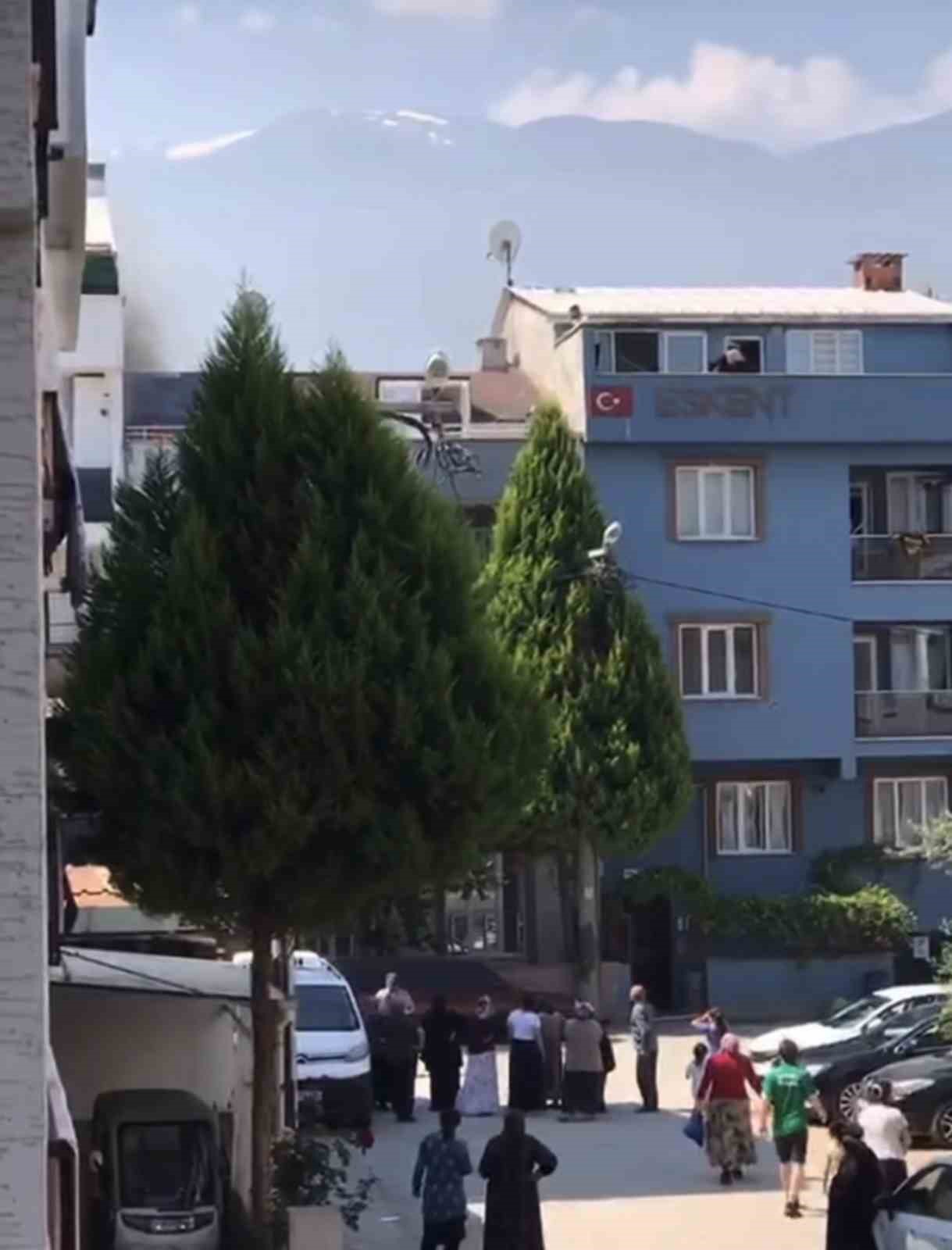 Bursa&rsquo;da &ccedil;atı yangını b&uuml;y&uuml;meden s&ouml;nd&uuml;r&uuml;ld&uuml;