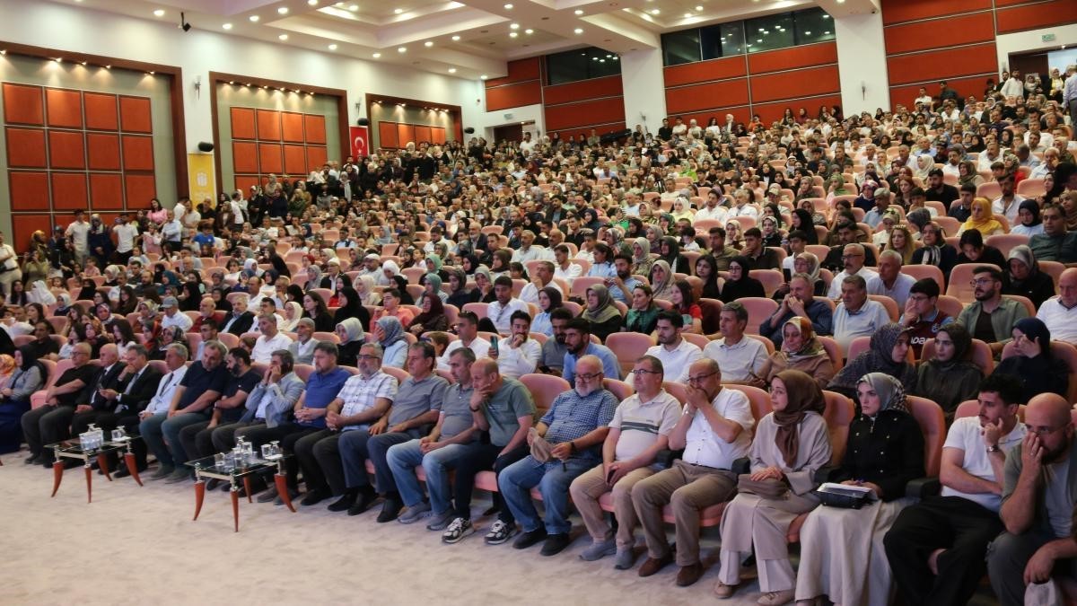 İlahiyat Fak&uuml;ltesi &ouml;ğrencileri mezun oldu