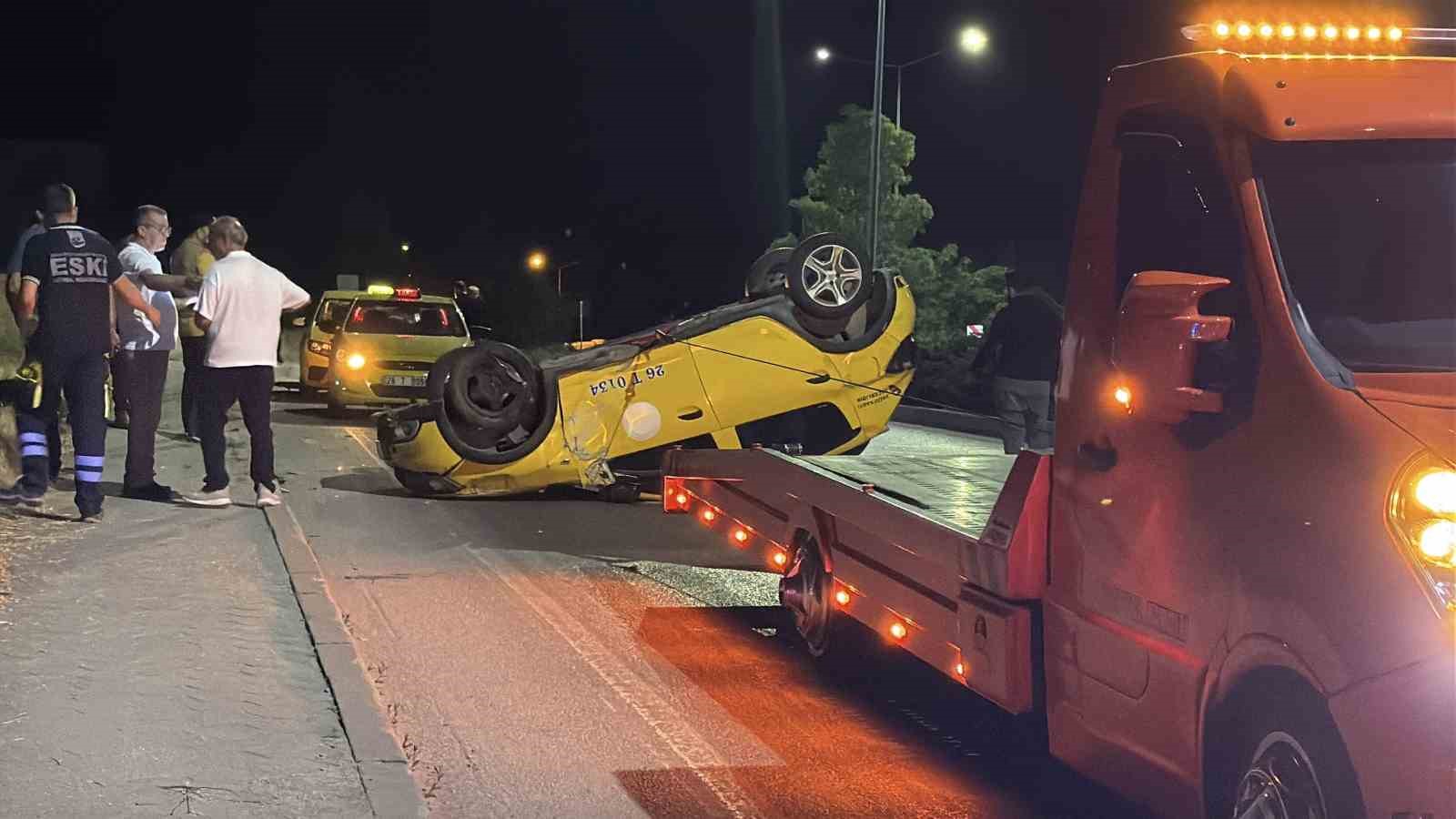Virajı alamayan ticari taksi ters d&ouml;nd&uuml;: 2 yolcu yaralandı