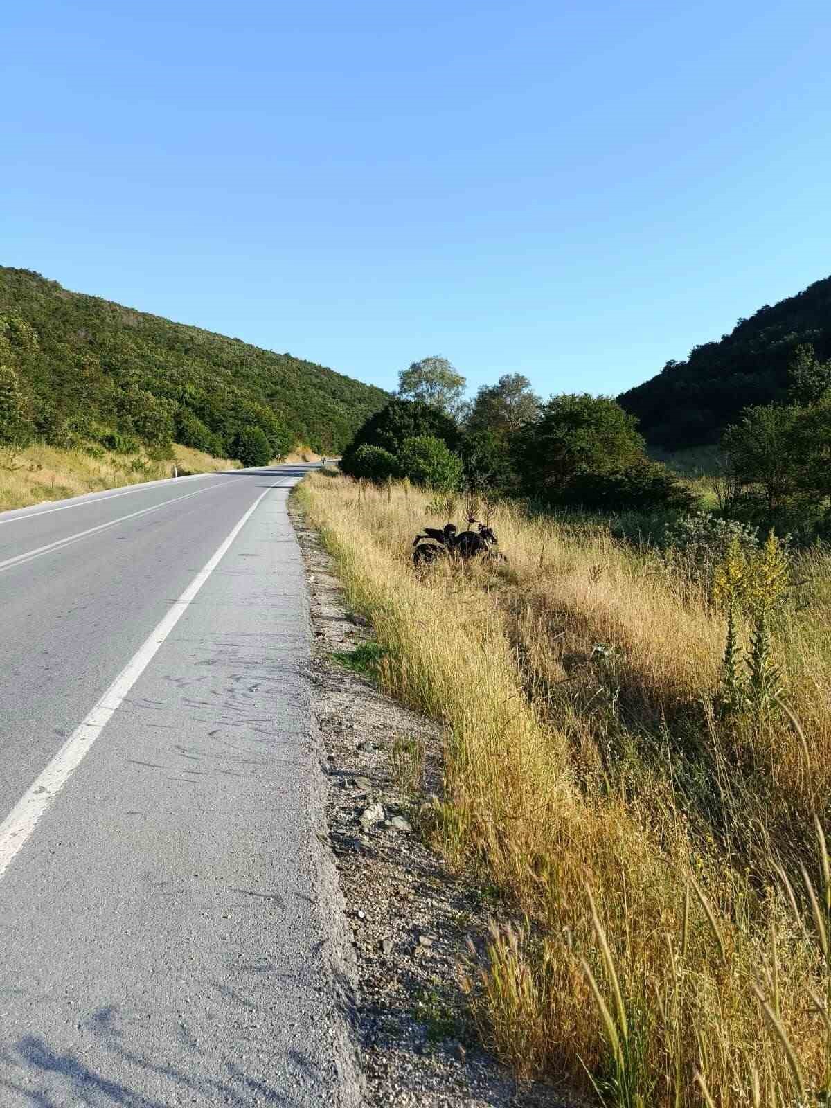 Direksiyon h&acirc;kimiyetini kaybeden motosiklet tarlaya savruldu: 1 yaralı