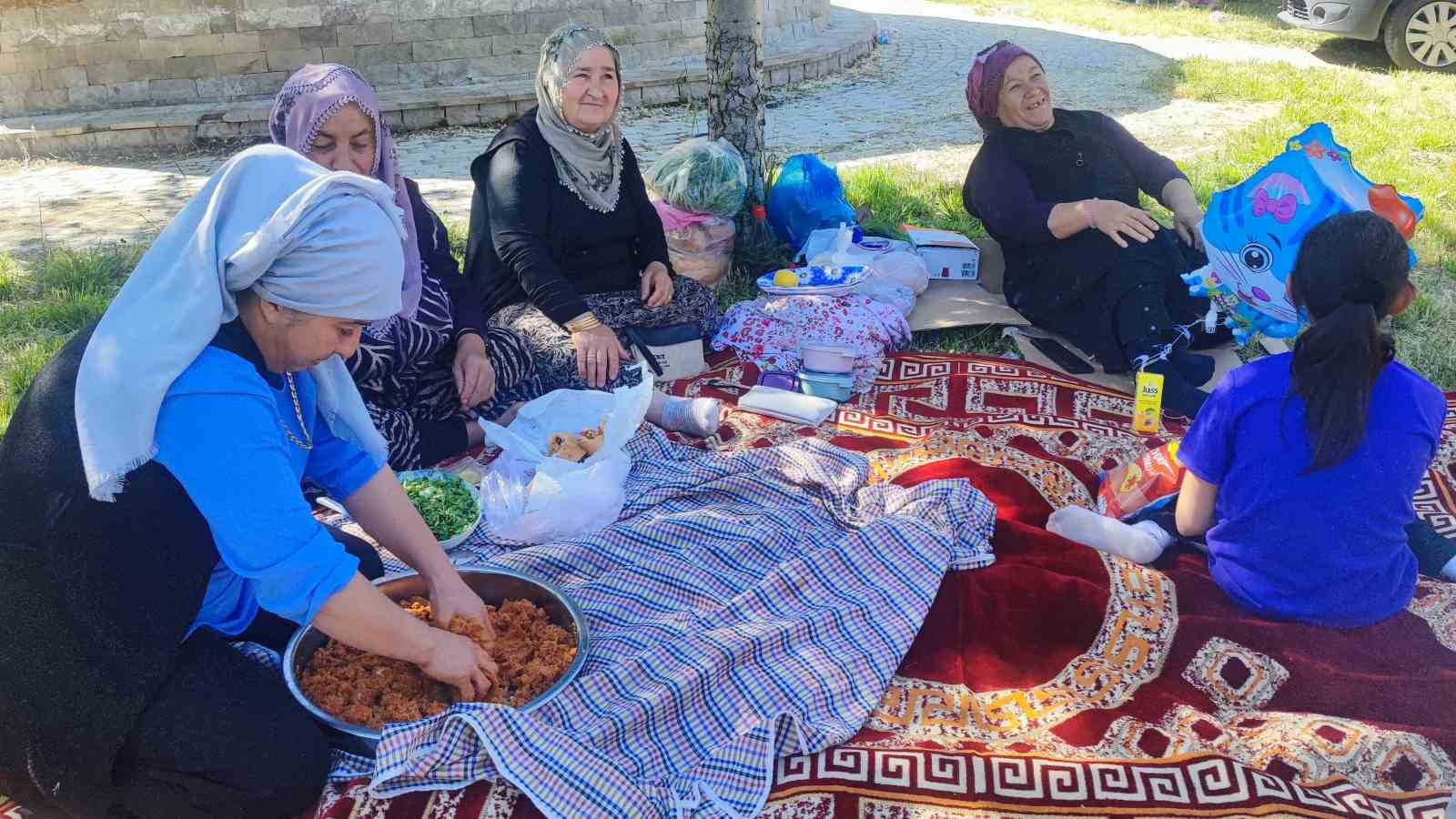 Yenifakılı&rsquo;da u&ccedil;urtmalar g&ouml;ky&uuml;z&uuml;n&uuml; renklendirdi