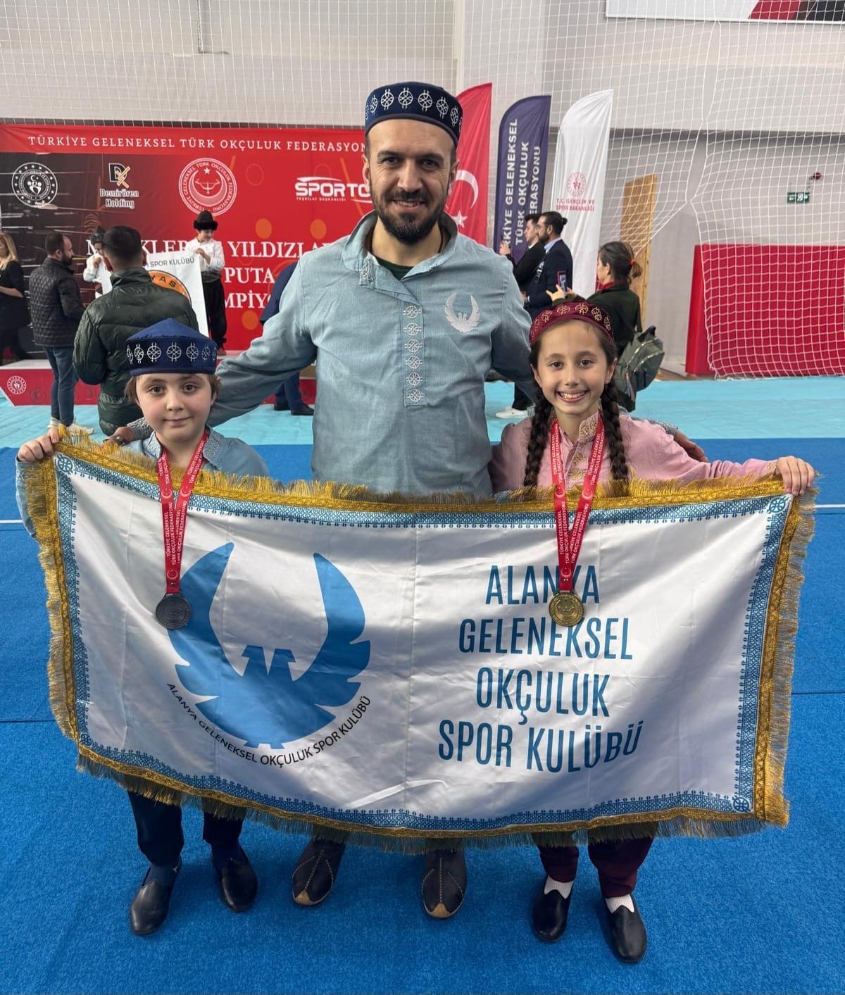 Alanyalı minik ok&ccedil;ular T&uuml;rkiye Şampiyonası&rsquo;ndan madalyalarla d&ouml;nd&uuml;